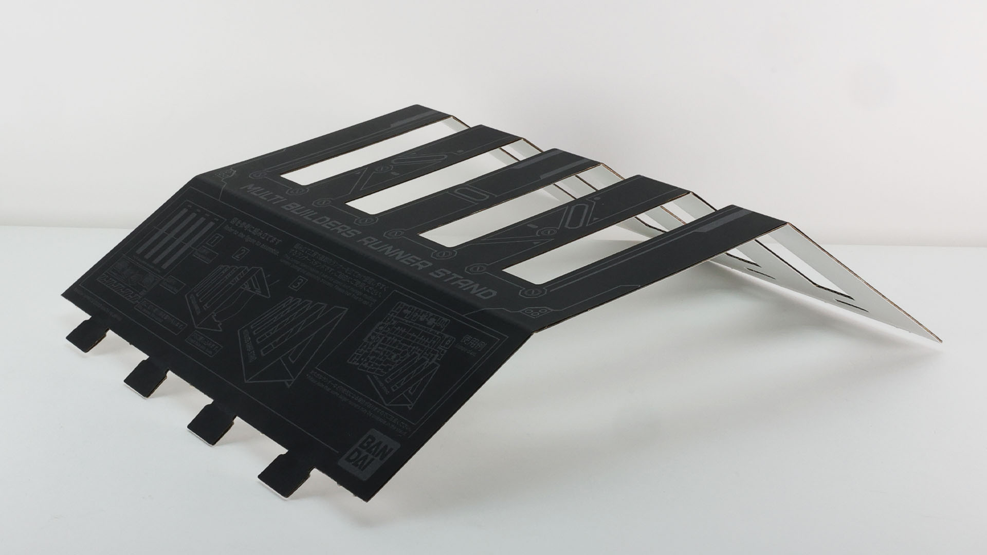 下部のツメになる部分を切り離して、山折りに折っていけば……