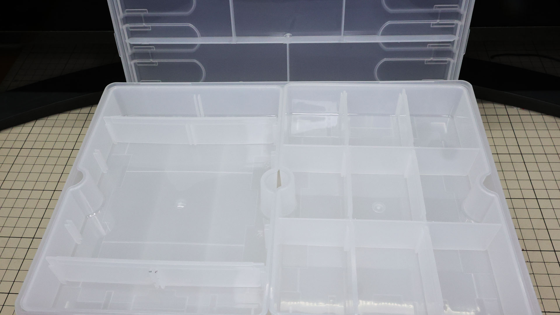 中には2つのトレーがあります