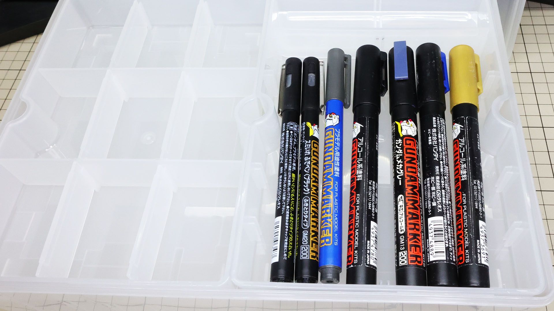 ガンダムマーカーを入れてみました。ニッパーやピンセットなども入れておけます