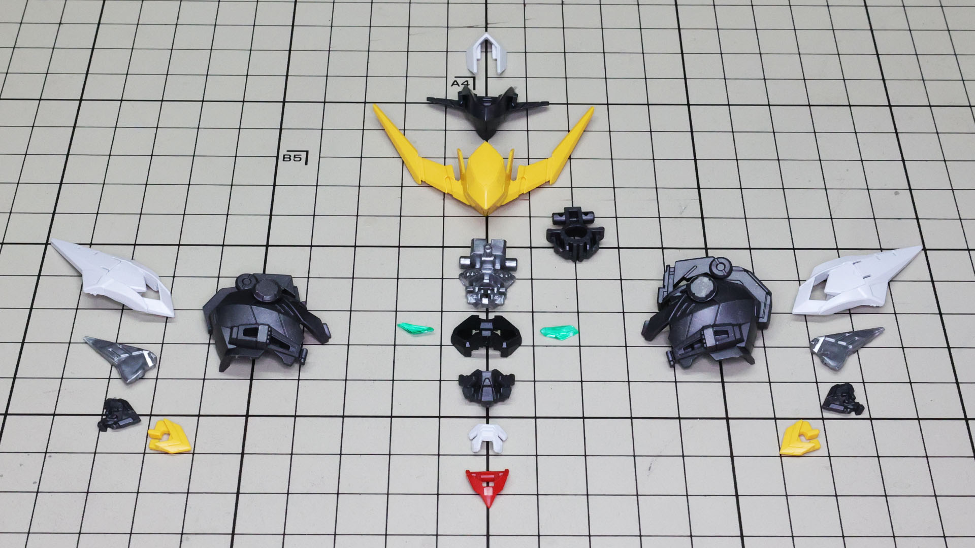 大きなヘルメットが目立つ頭部。フレームに装甲が乗るだけだということもわかります