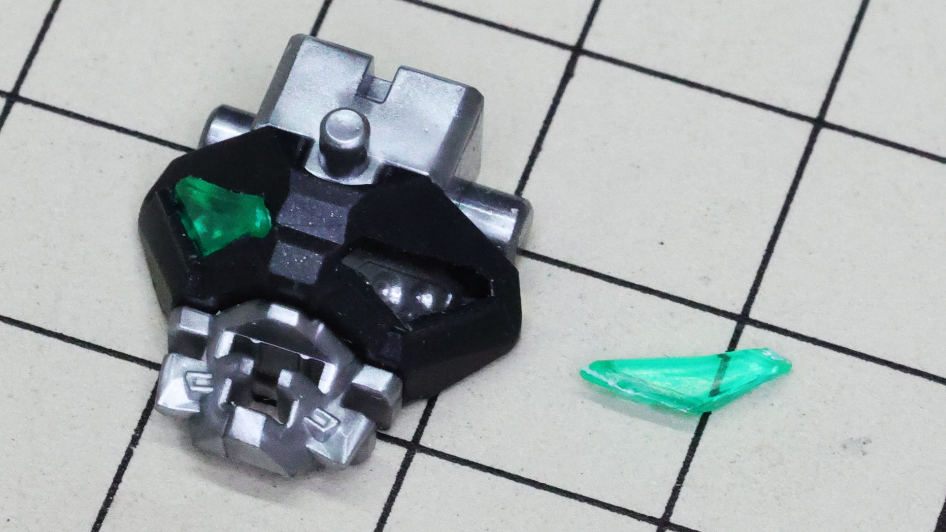 カメラアイの厚めのクリアーパーツと奥まった金属調ディテールに注目