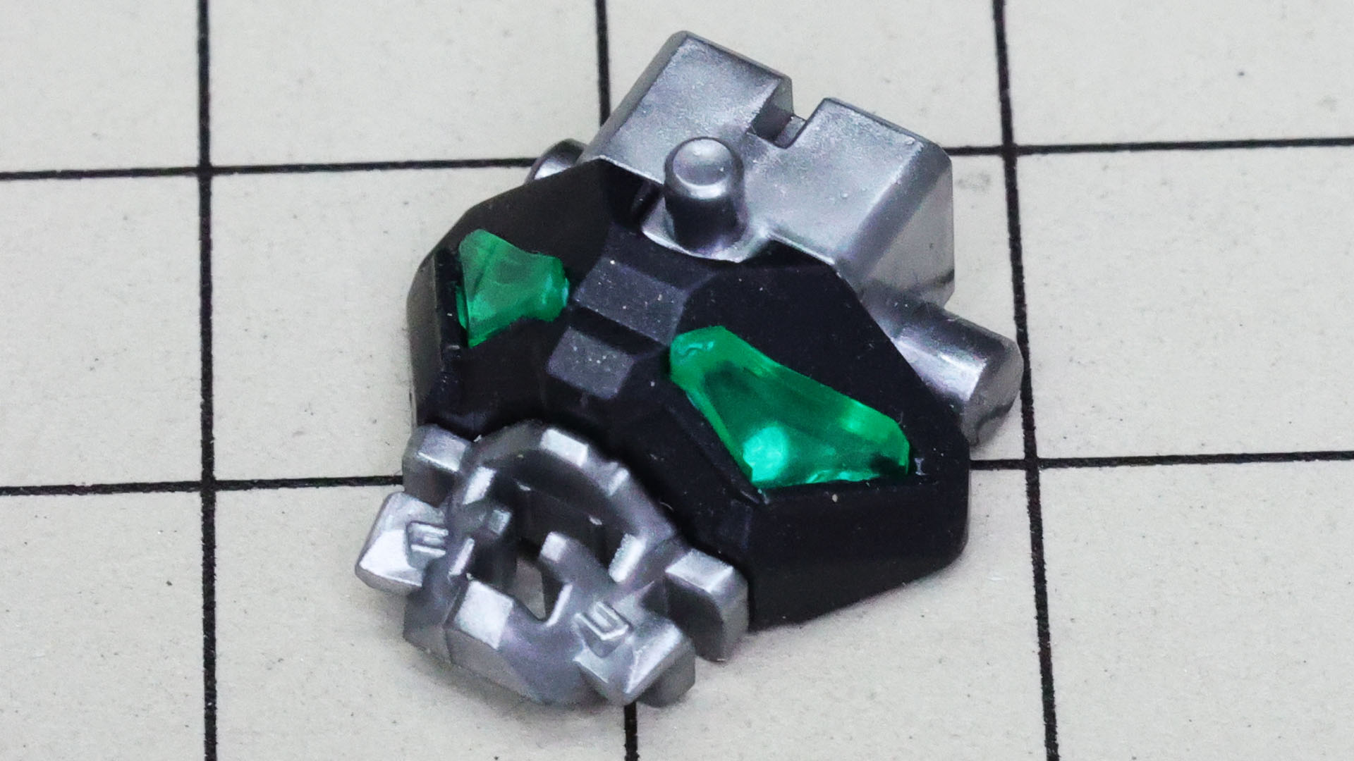 クリアーパーツをはめこむと光が複雑に交差して様々な表情を見せます