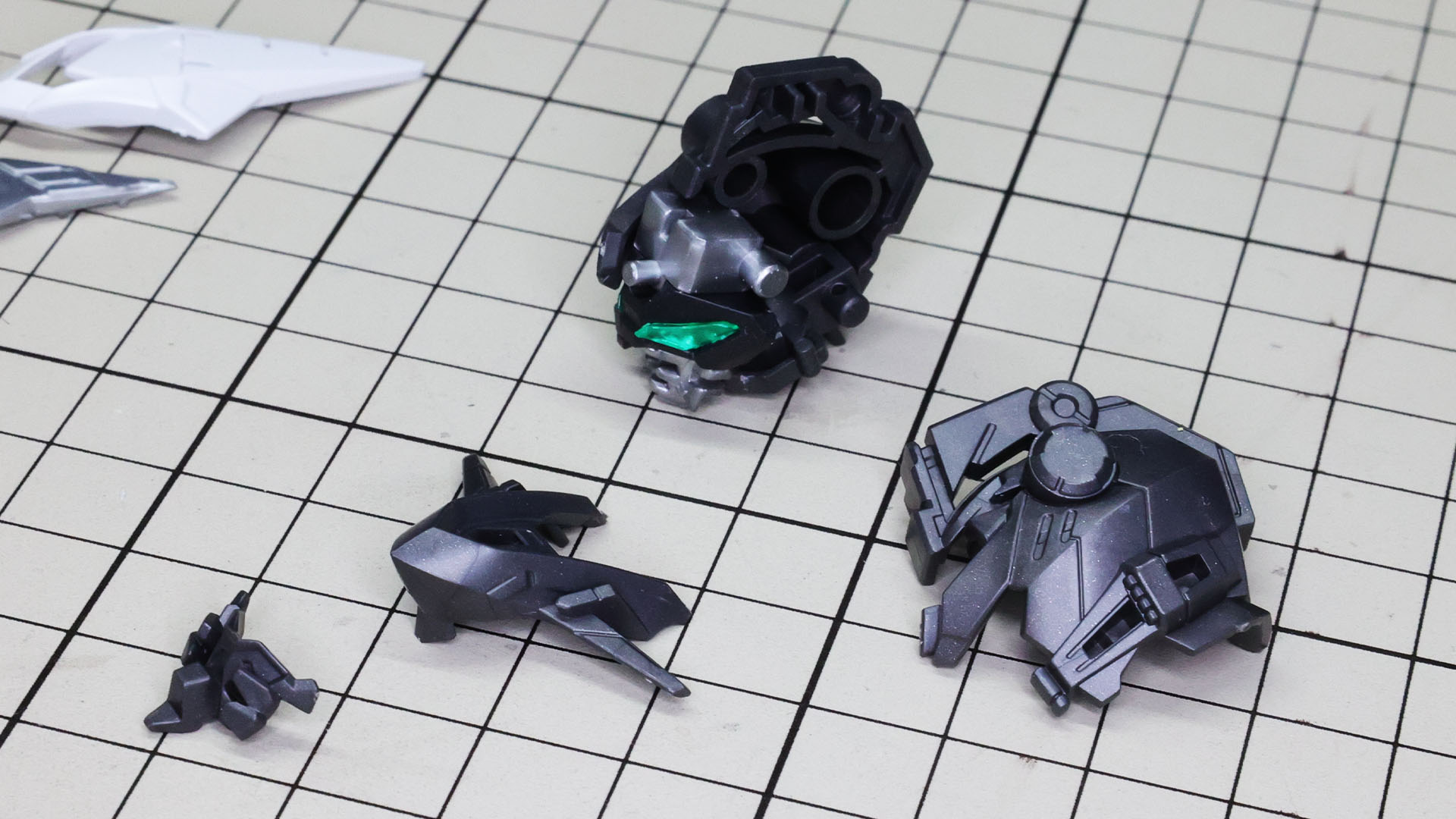 ヘルメットを組みつけていきます