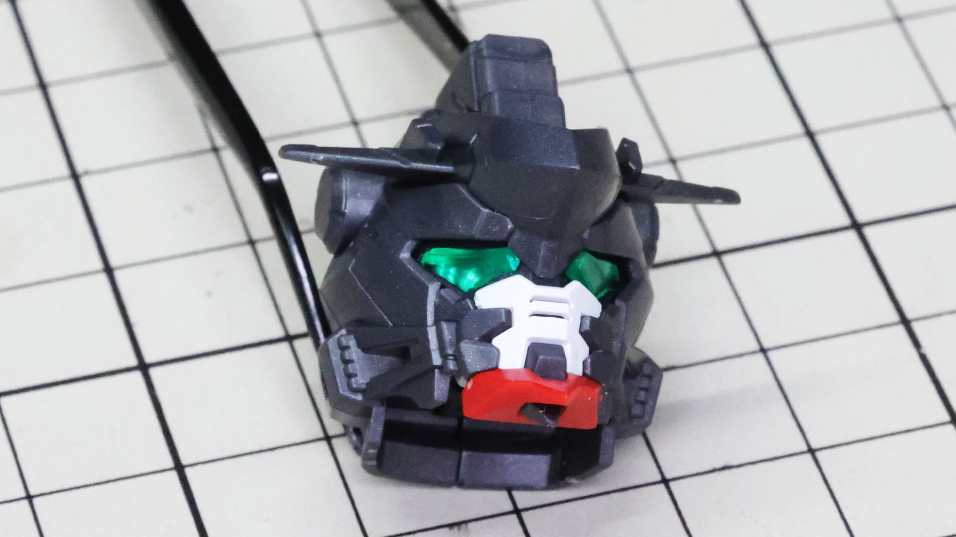 マスクとアゴでよりガンダム的な顔立ちになってきました