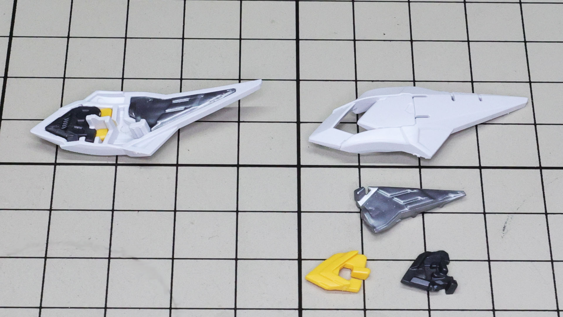 左右のチンガード的な部分には裏から二重のディテールパーツが組み込まれます