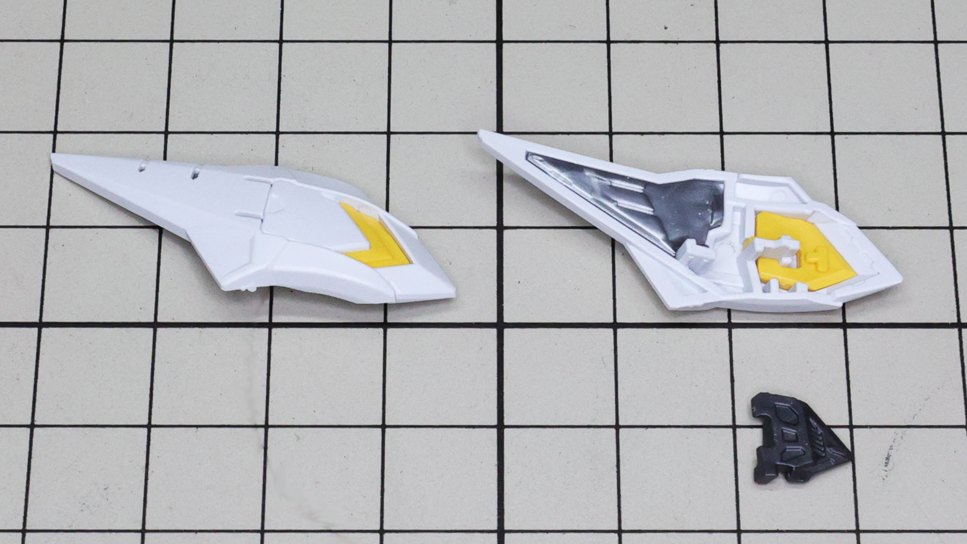 ブレードアンテナなどを組付けていきます