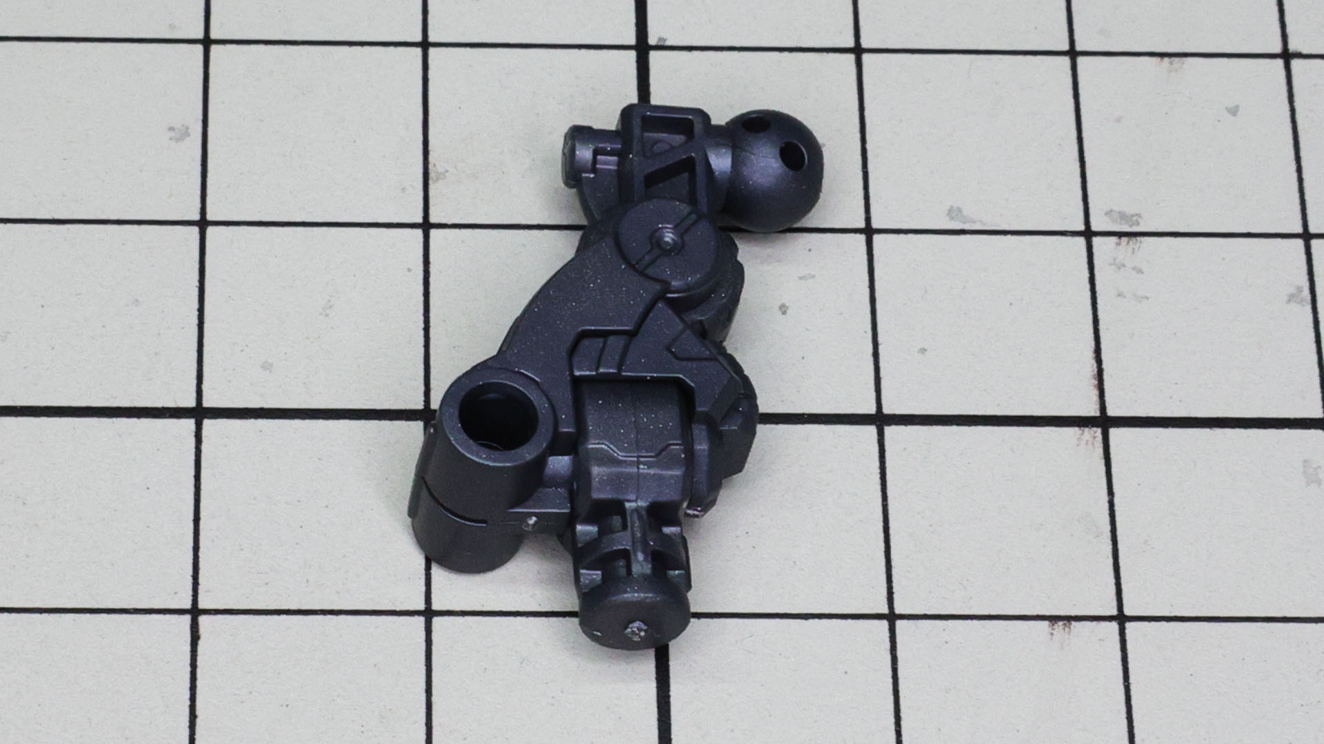 バルバトスのボディの芯となる部位は細いメカフレームで構成されます