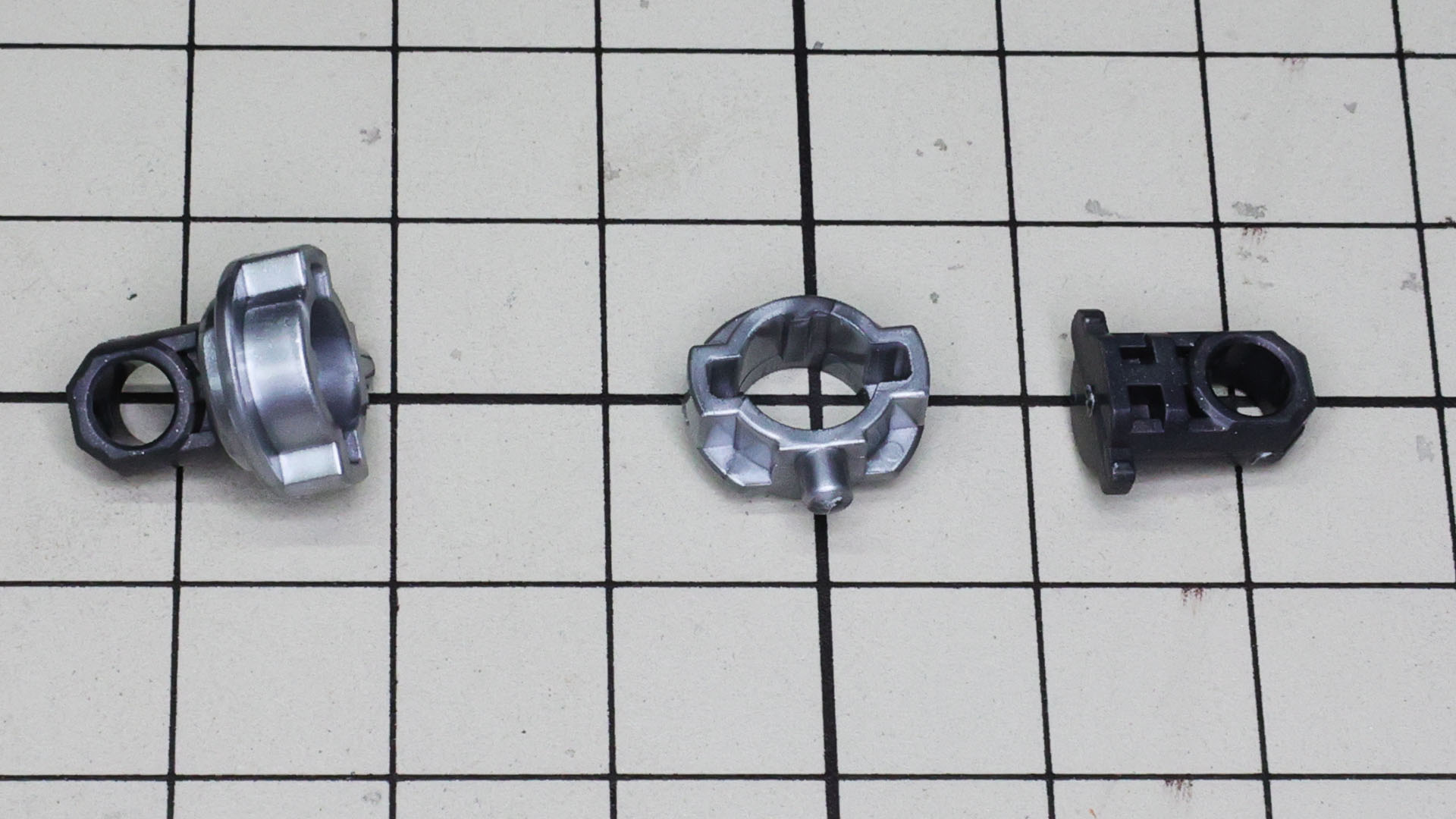 両肩の付け根には金属調のメカフレームがアクセントになります