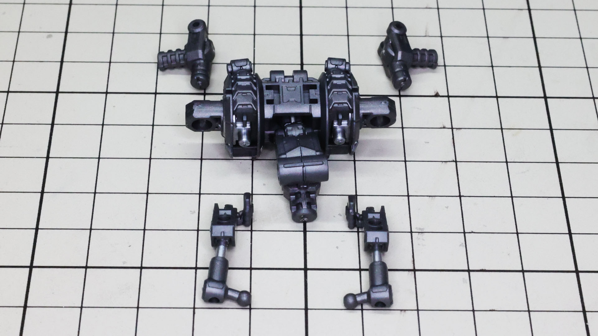 肩関節はボディの軸受けに差し込みます