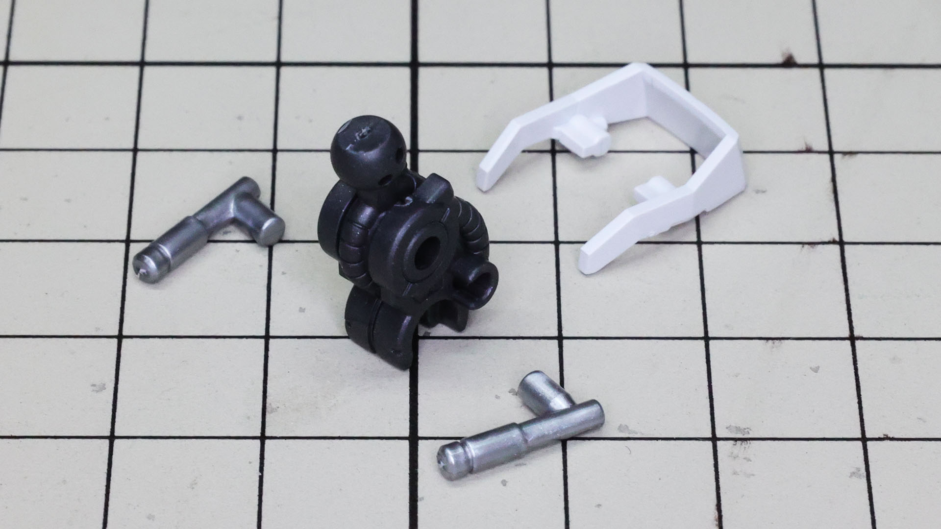 首部にもシリンダー状ディテールパーツがあります。