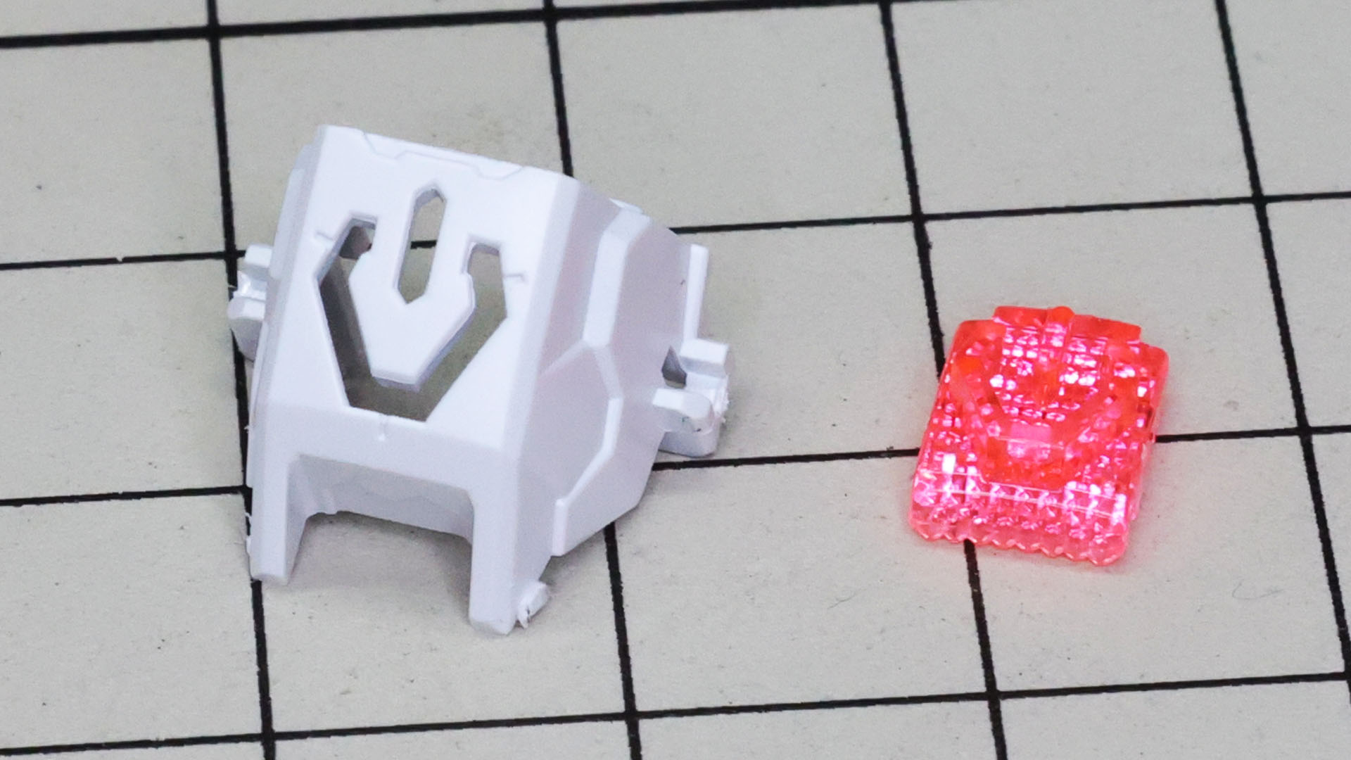 胸部中央のマークはクリアーパーツで表現されます