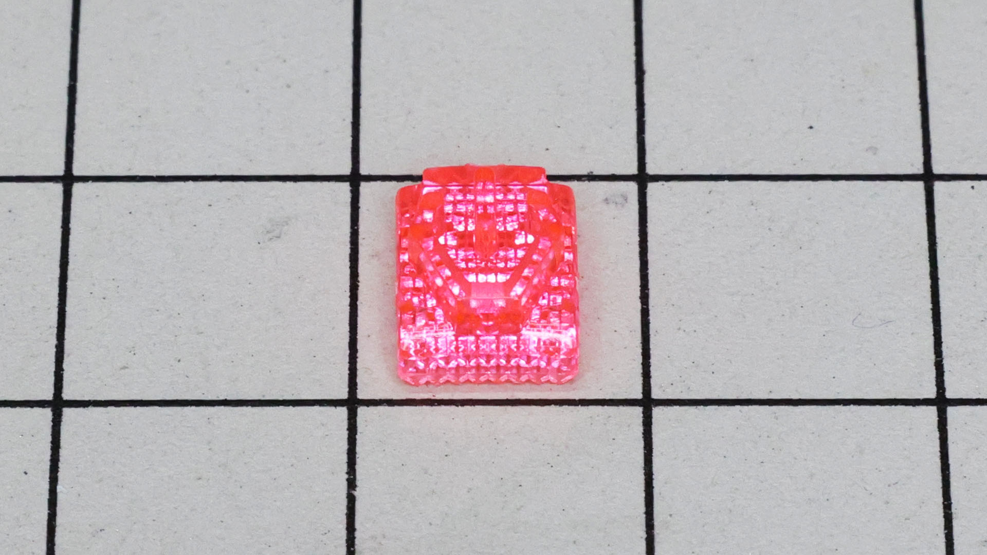 裏から見ると“リフレクションカット”という特殊成形で光をキラッキラに反射します