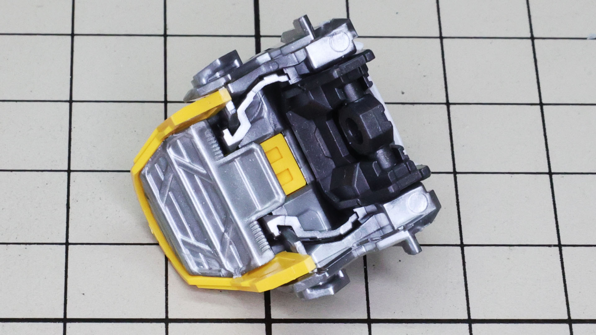 装甲を組付ければ肩アーマーが完成します