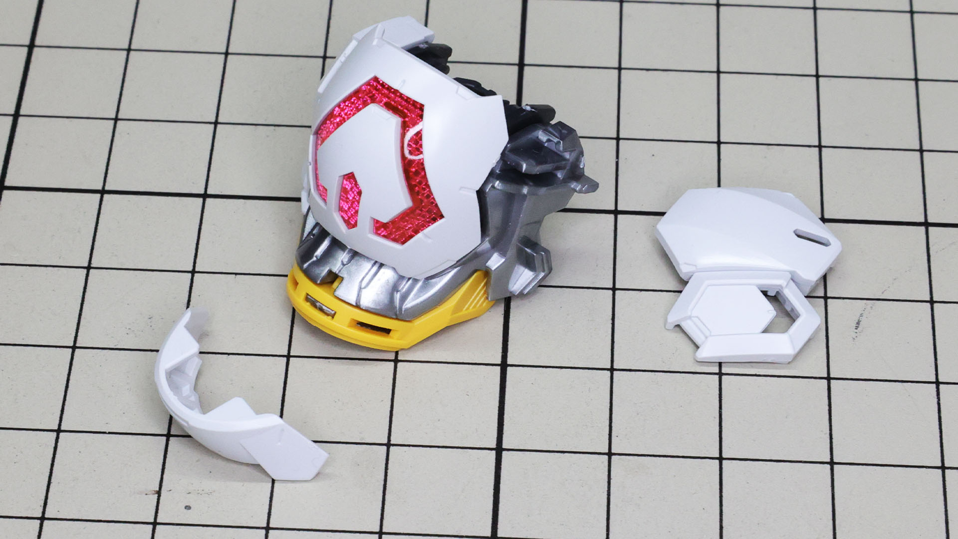 装甲を組付ければ肩アーマーが完成します