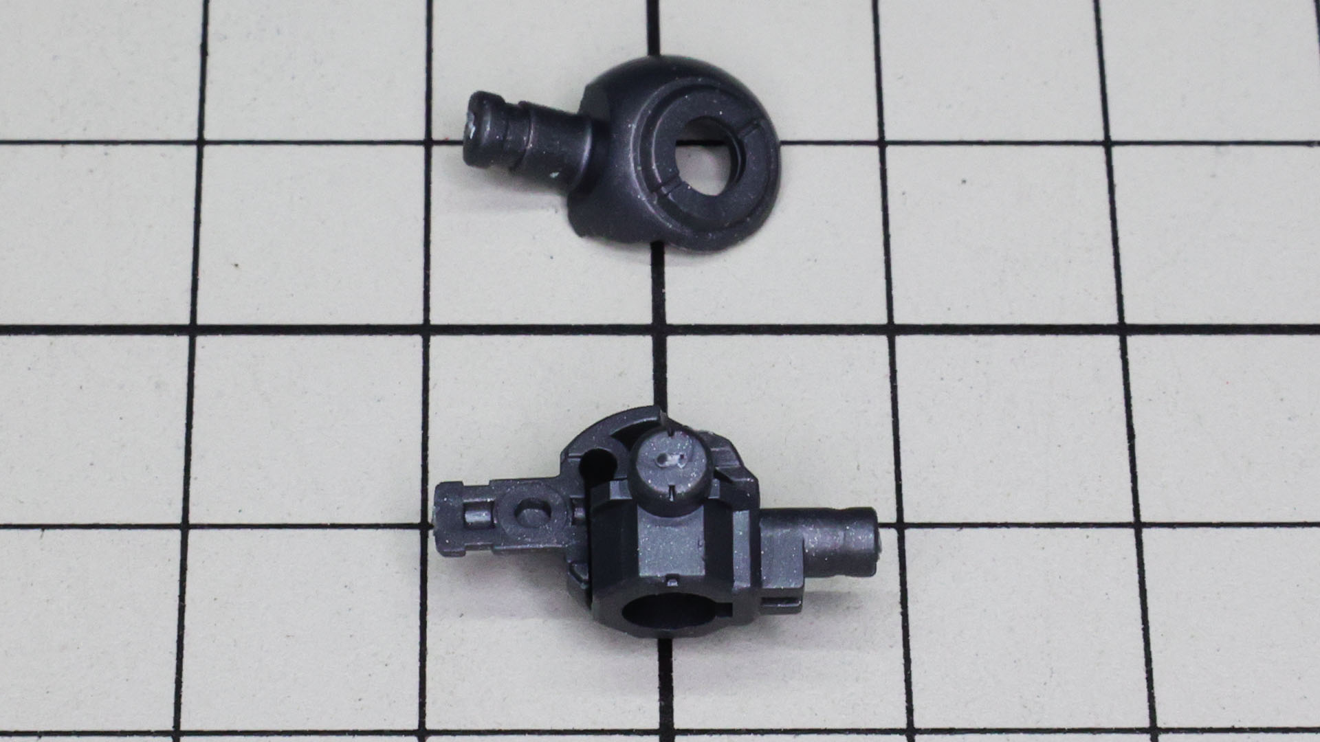 こちらが実際の肩関節で、上部に肩アーマー接続軸があります