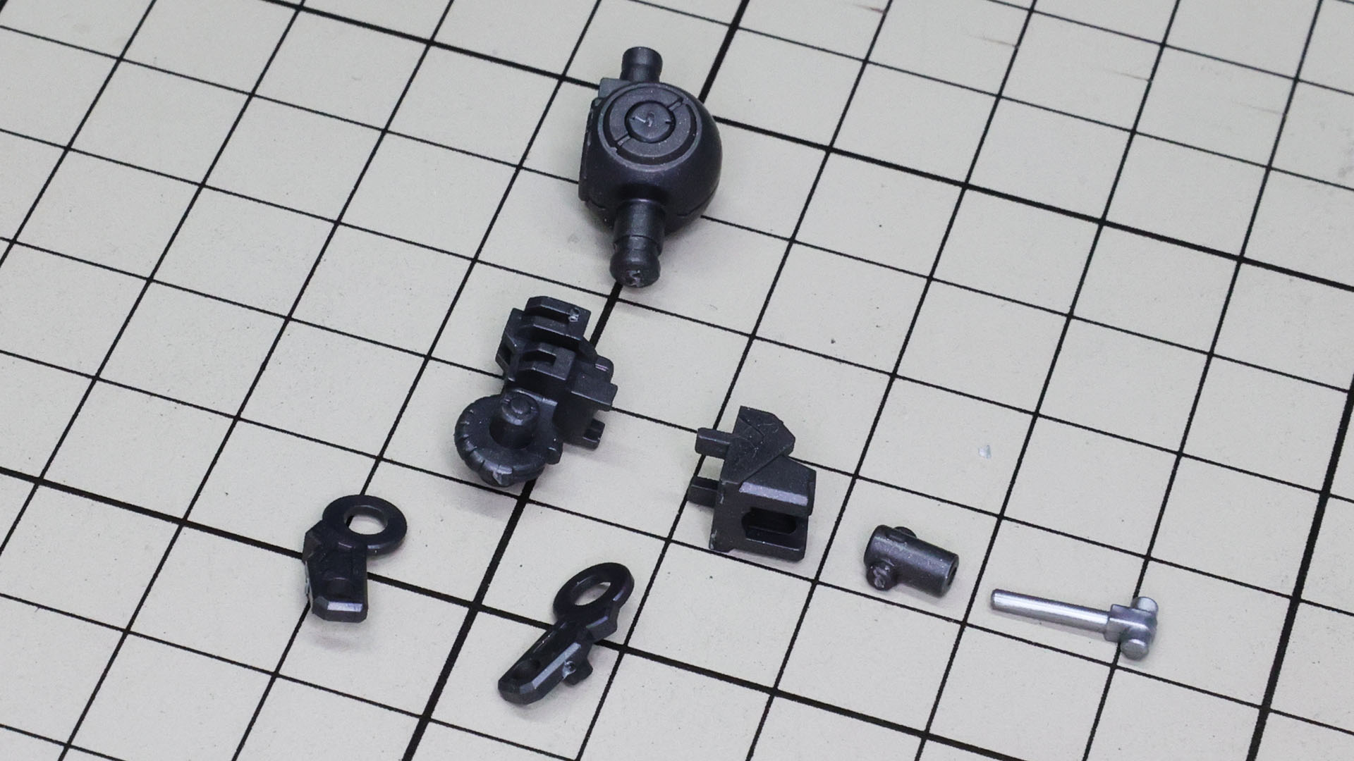 さらに前腕と肘関節を組んでいきます。ここのシリンダー部も伸縮機構を実現しています