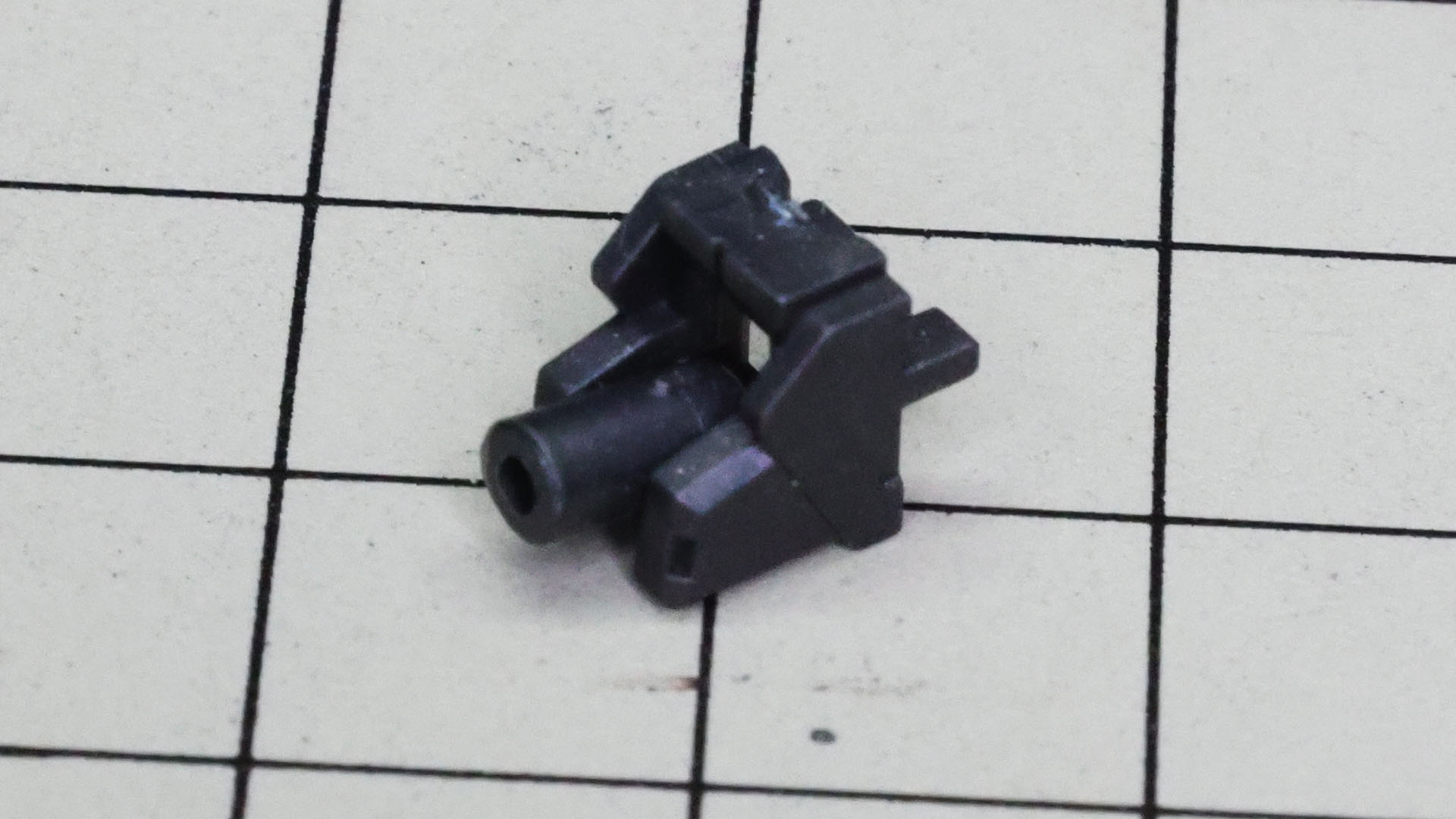 肘関節周りのすごい設計です。ここのシリンダー受け用肘回転軸のパーツは薄いので曲げてしまわないように注意します