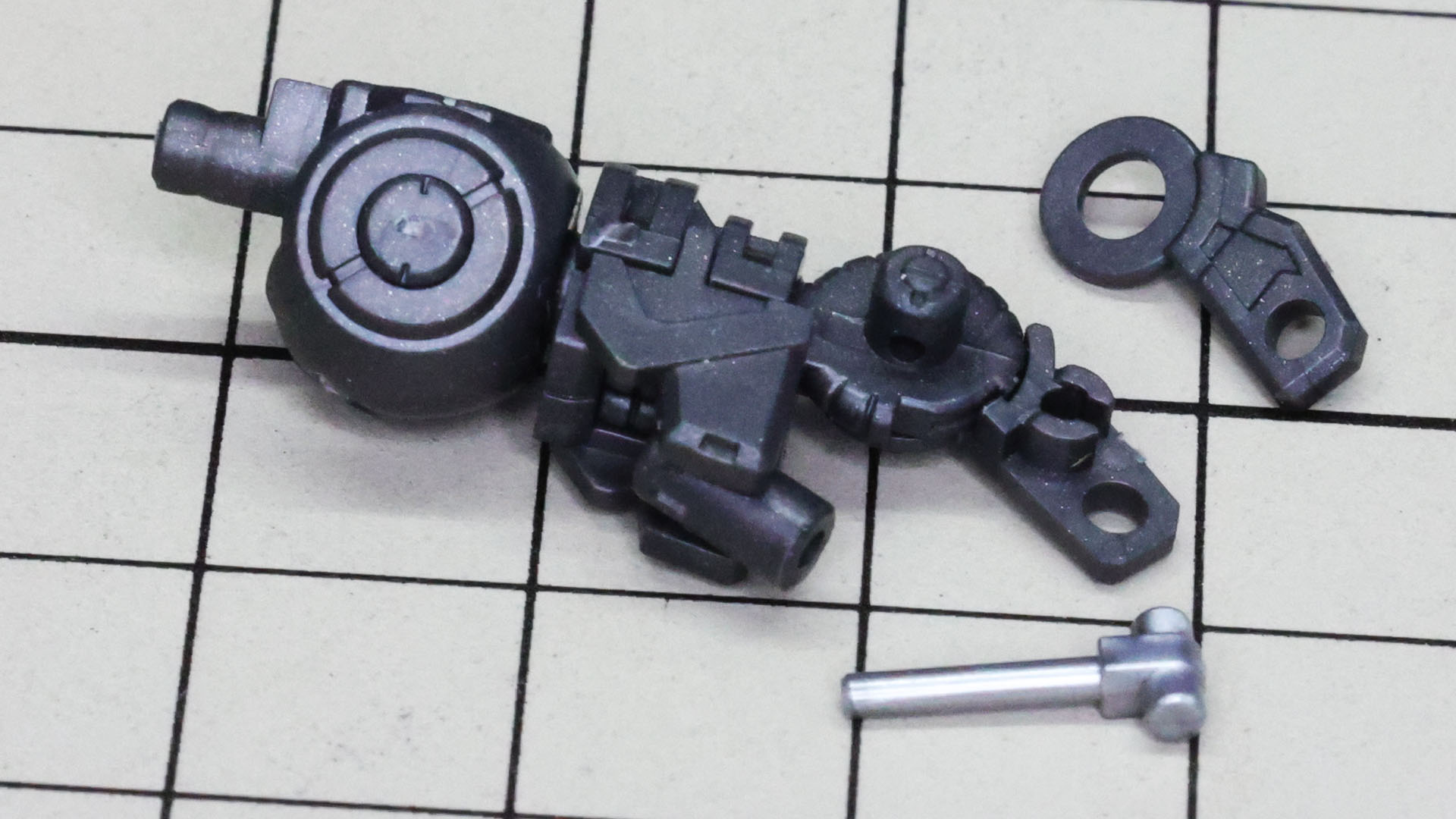 肘関節周りのすごい設計です。ここのシリンダー受け用肘回転軸のパーツは薄いので曲げてしまわないように注意します