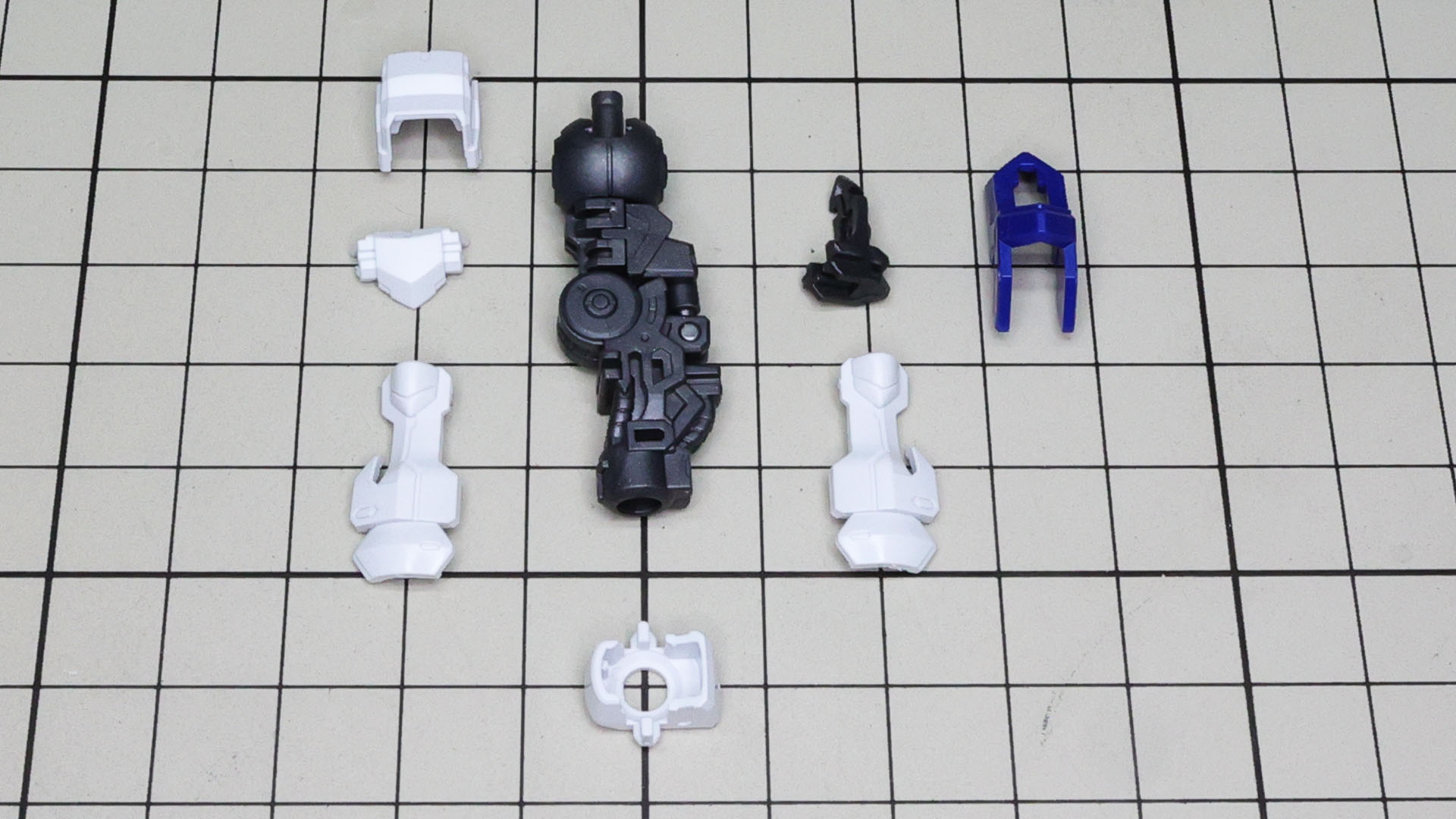 腕部本体に装甲を組みつけていきます