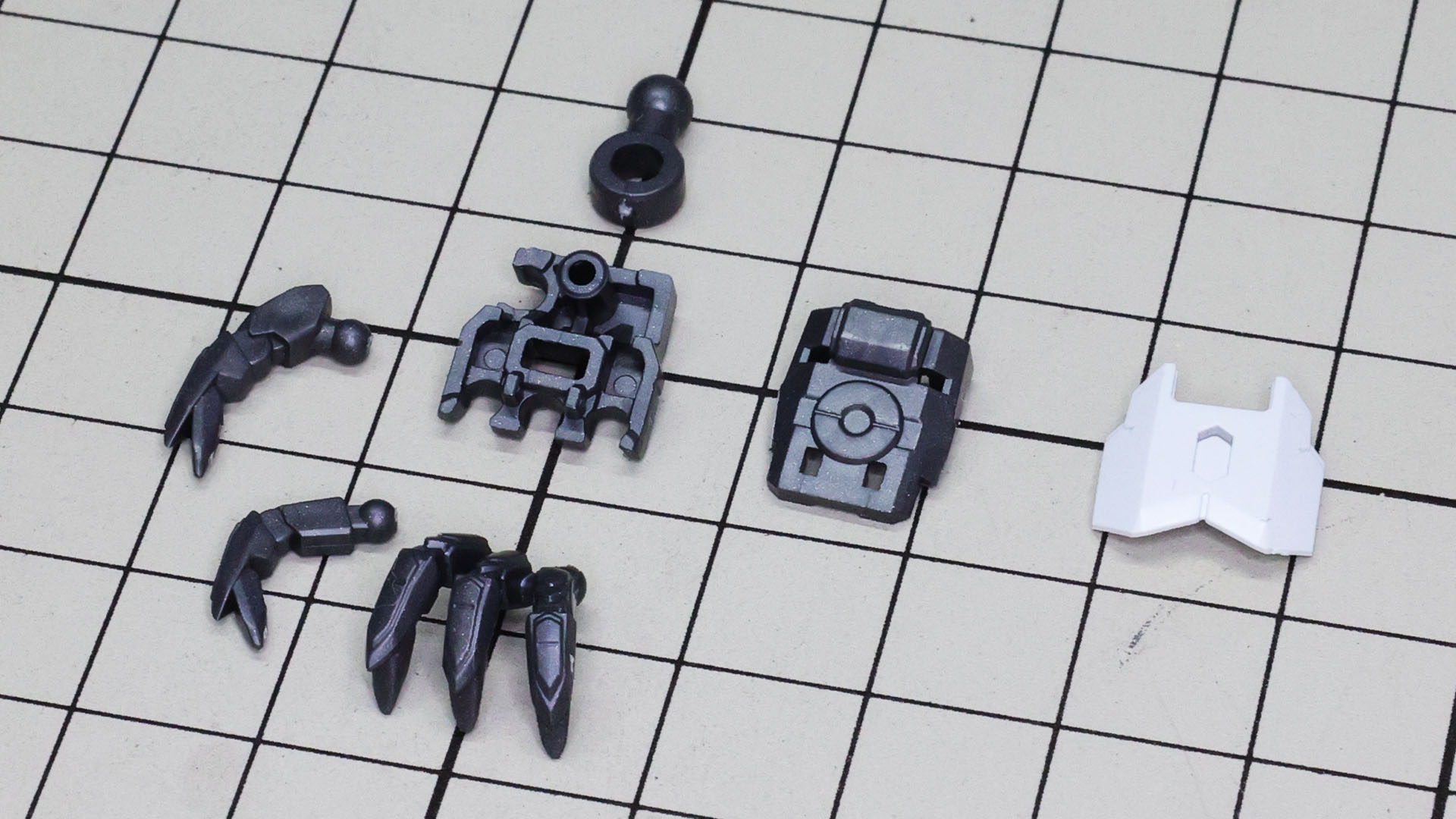 ハンドパーツは大きく、尖った指がバルバトスのケモノ感を強調しています