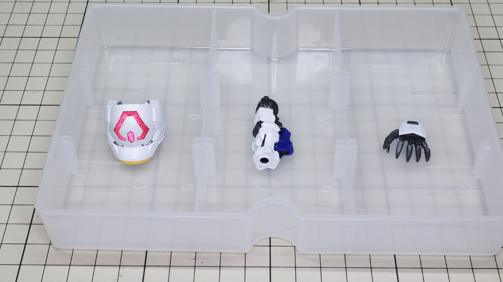 ビルダーズケースに腕部の要素を並べてみたり……