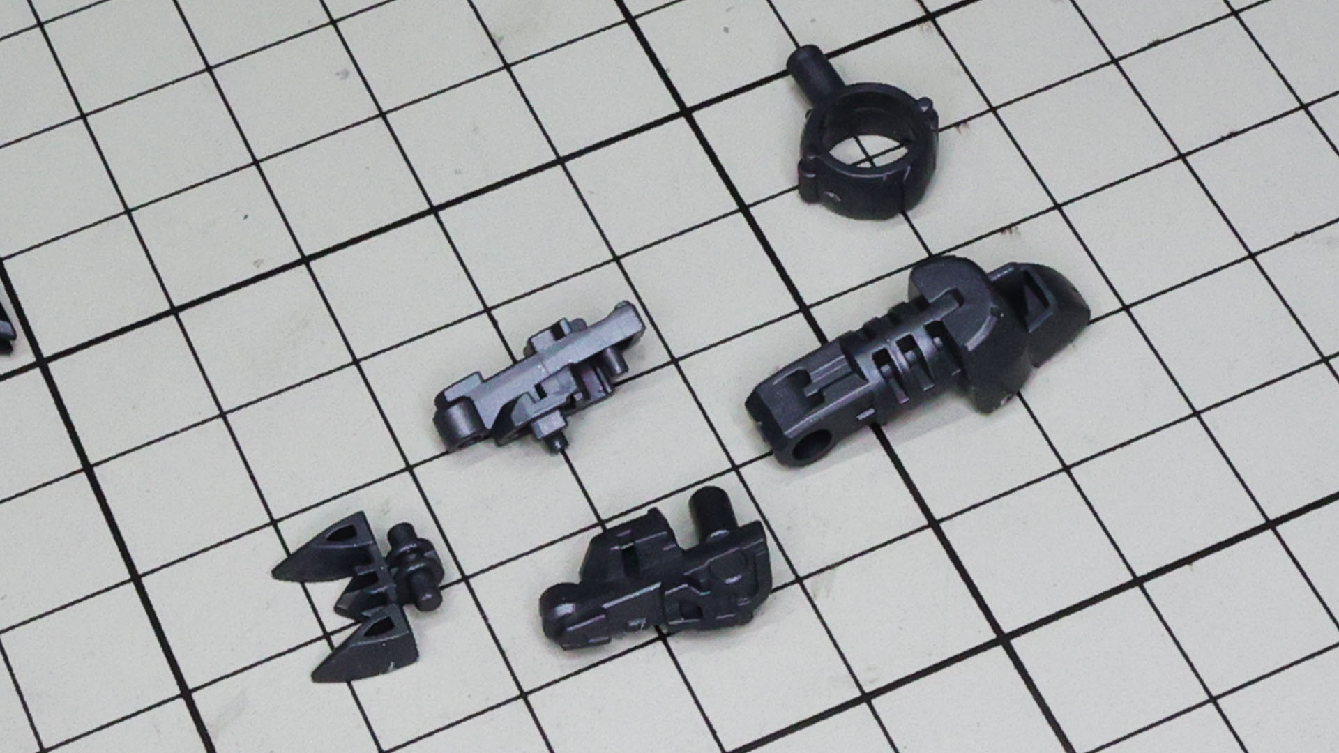 ソールから組んでいきます。芯となるつま先からかかとのフレームを組みます