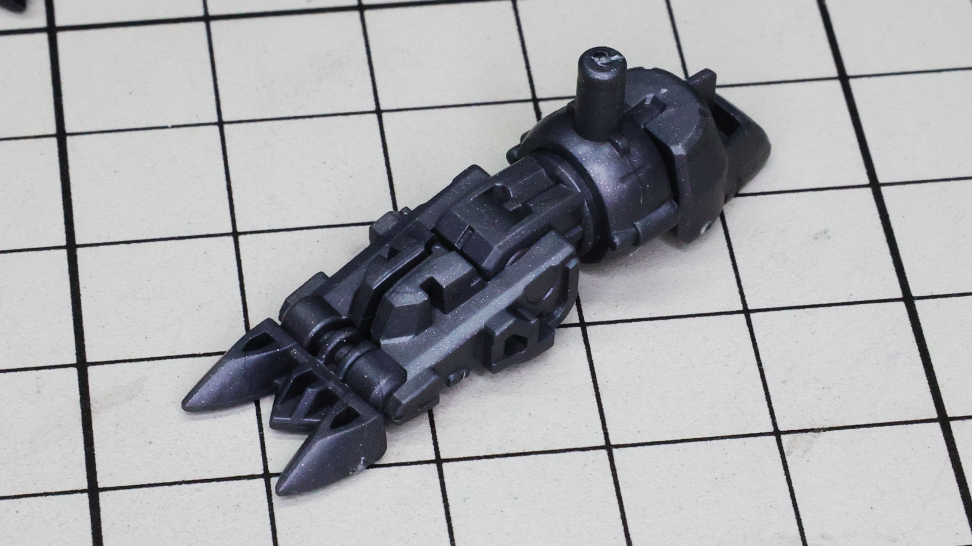 完成したフレームに装甲を組付けていきます