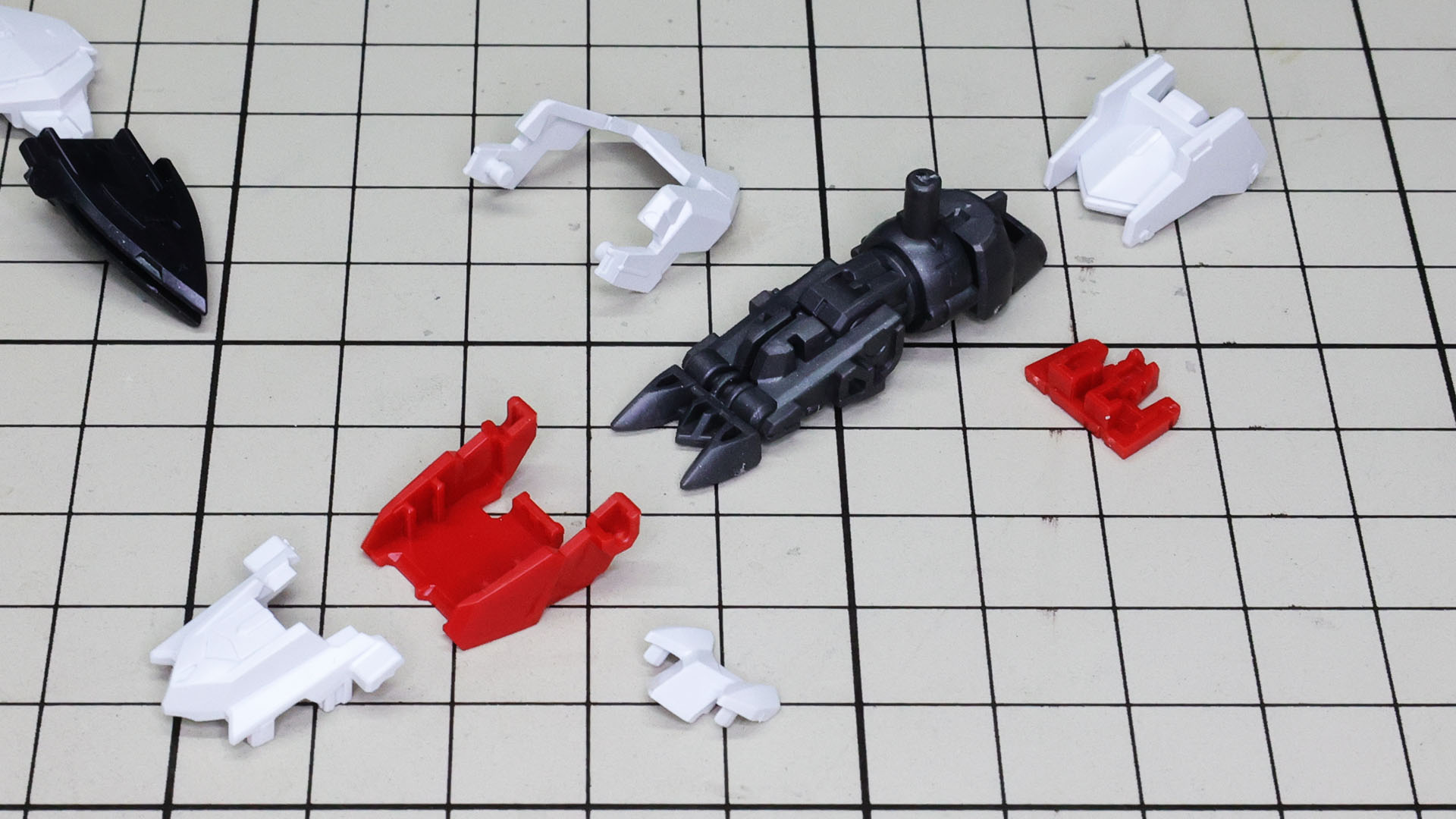 完成したフレームに装甲を組付けていきます