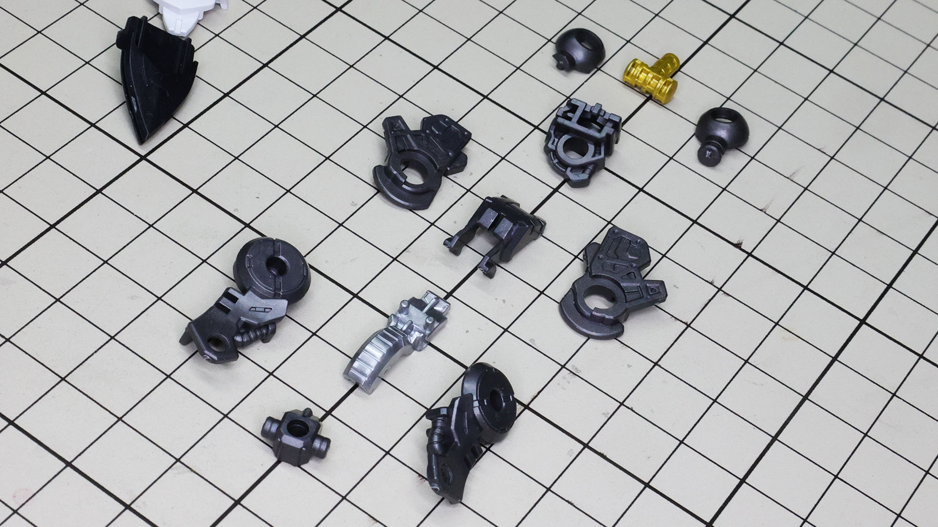 足本体を構成するメカフレームを組んでいきます