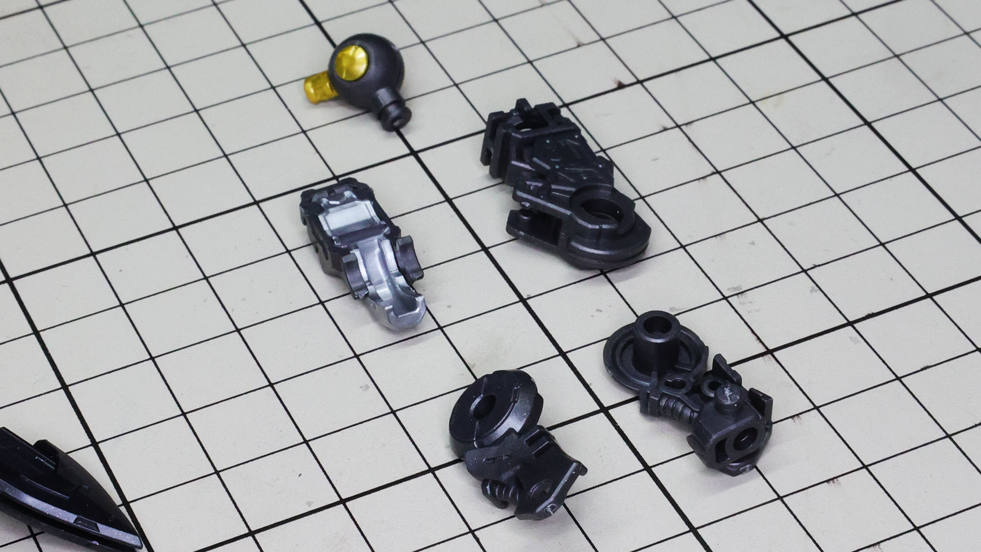 股関節には金色のパーツが使われますが、完成したらほぼ見えなくなります。他の部分にも使われているところが見たかったカラーです