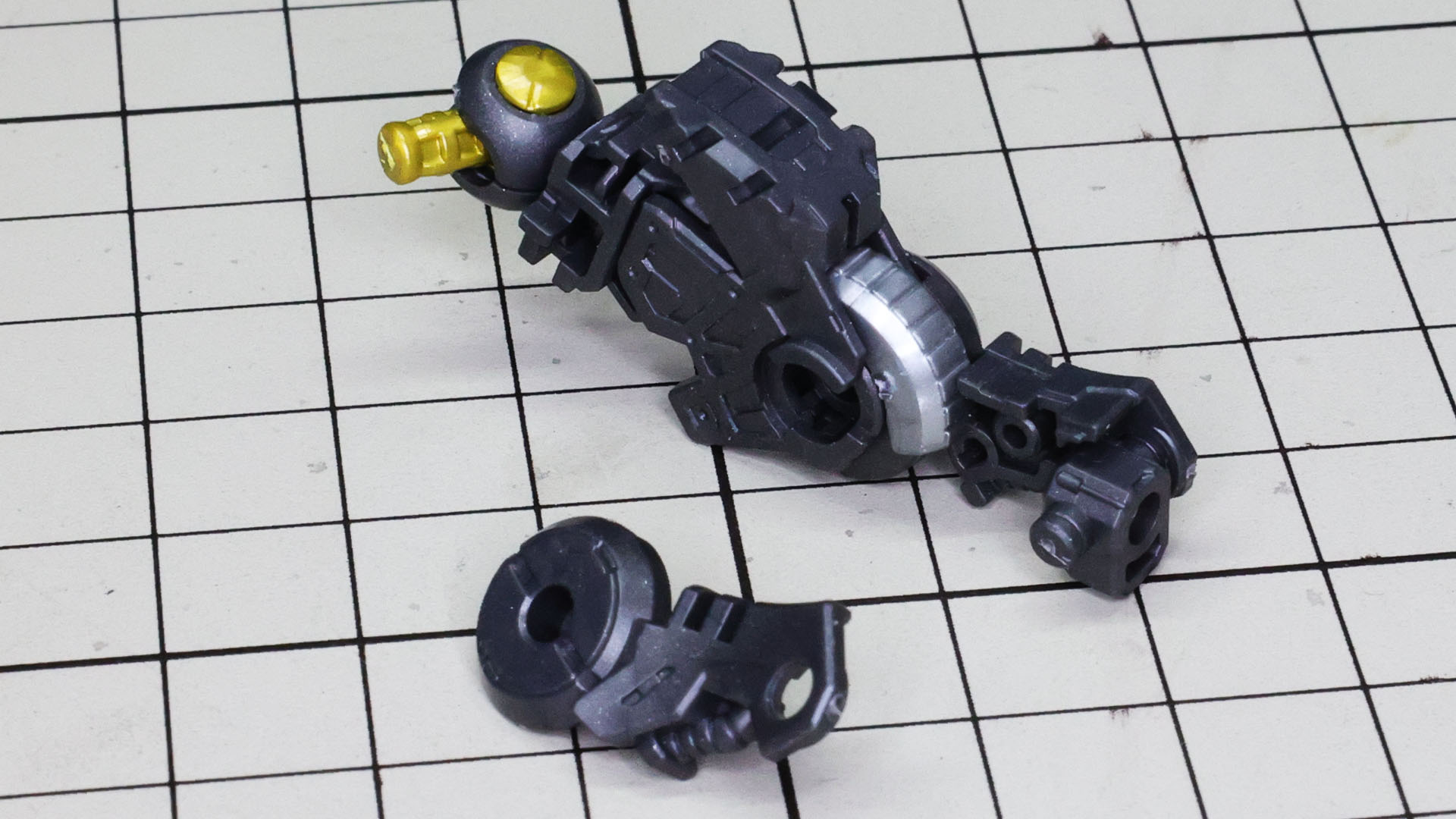 膝アーマー裏にはシルバーの金属調パーツがチラ見えしてとてもいいアクセントになっています