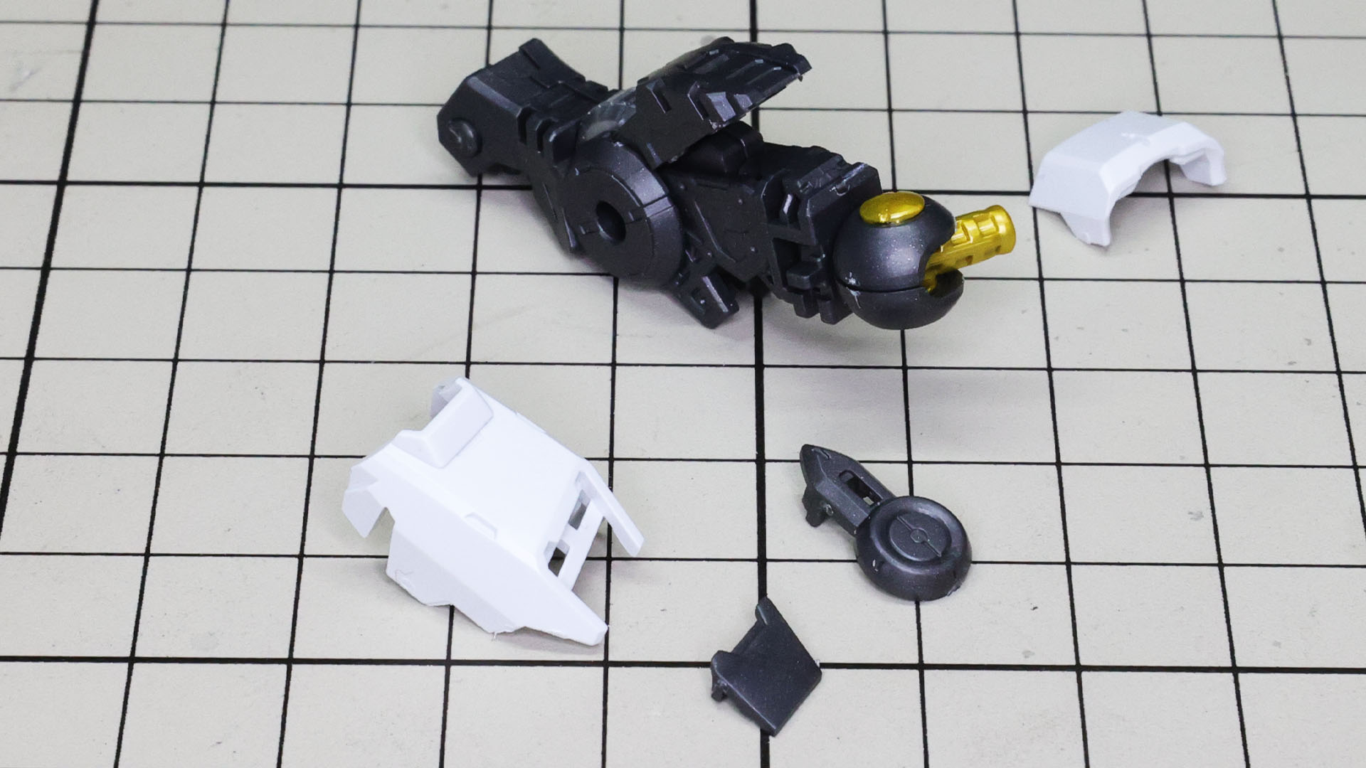 大腿部は前後から装甲を組付けます