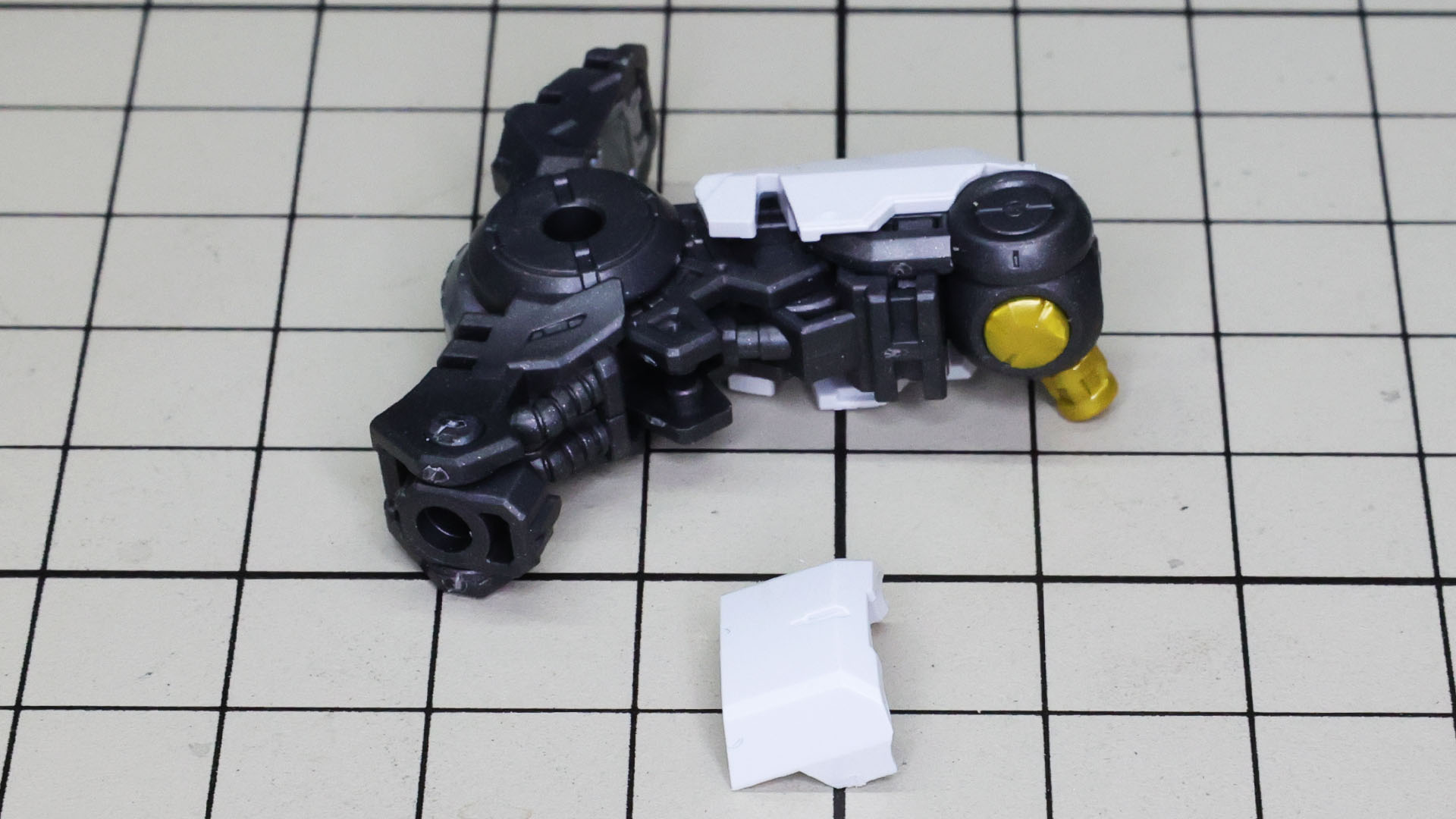 膝下、左右のスラスター的な部分は白と黒でカラーリングされています。膝アーマーはここもマークをクリアーパーツでMGSDオリジナルのキラキラ表現！