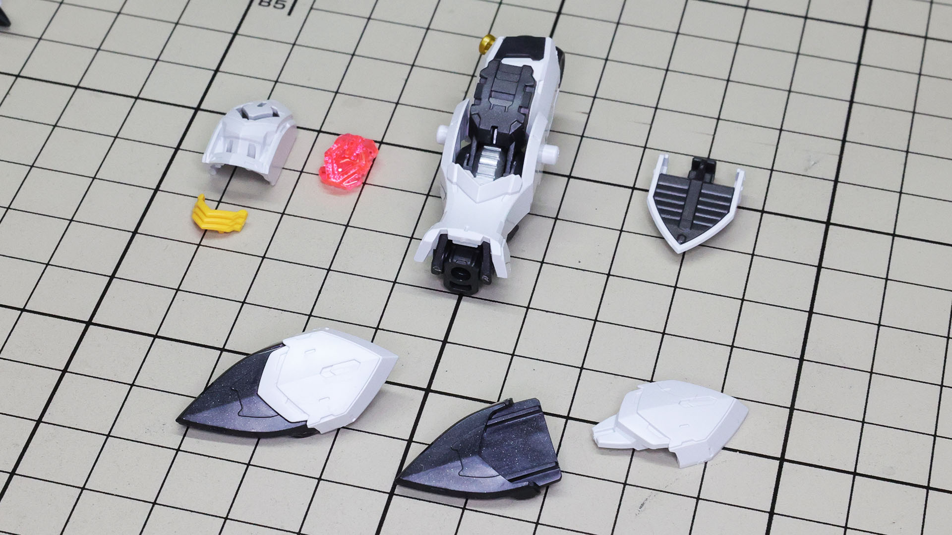 膝下、左右のスラスター的な部分は白と黒でカラーリングされています。膝アーマーはここもマークをクリアーパーツでMGSDオリジナルのキラキラ表現！