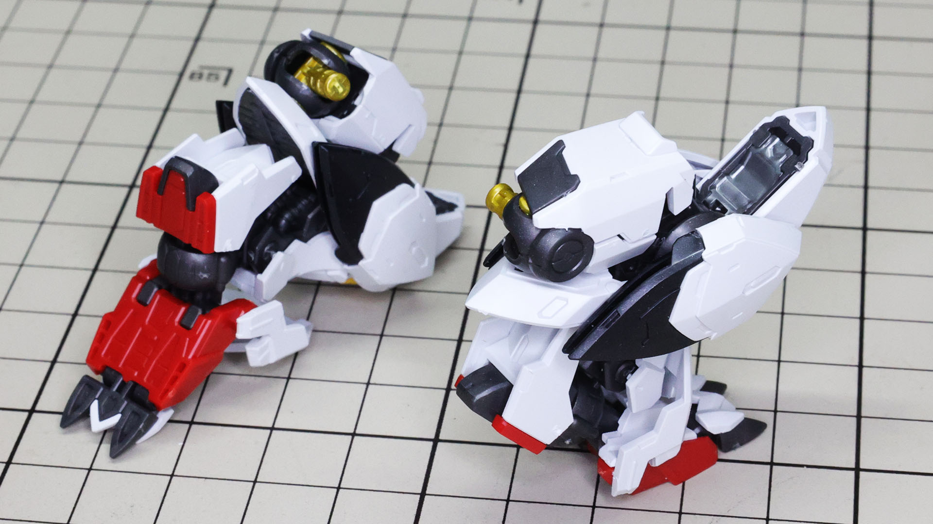 膝関節を曲げると前後装甲も連動可動します。サイズからは想像しにくい可動性能！