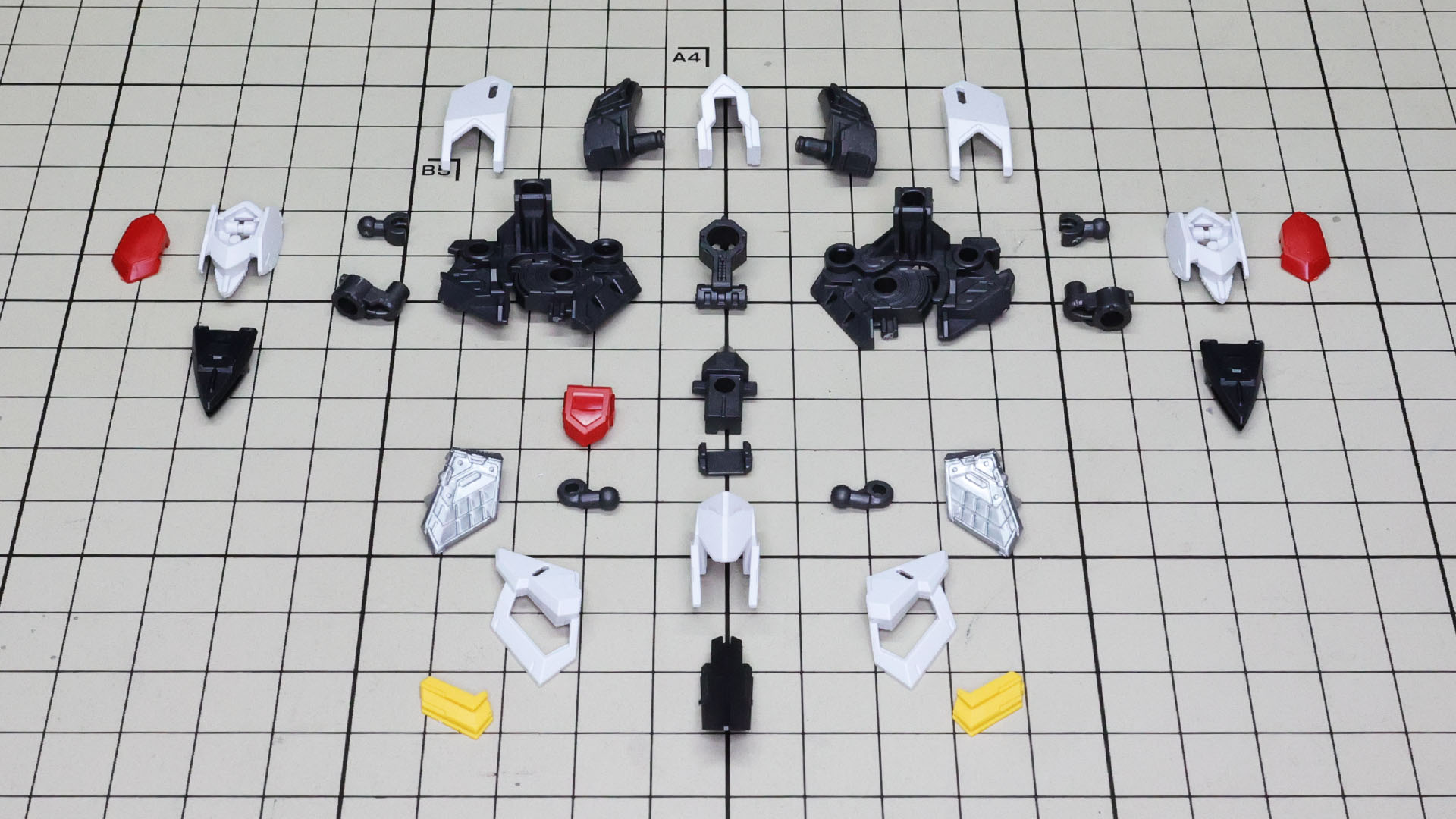 股関節部が大きなパーツで剛性感も高く、周りの装甲はカラフルな印象