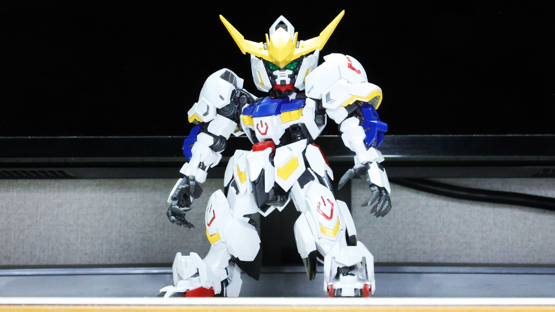 上半身と脚部をドッキングさせてみました。この時点でもうかっこよすぎるバルバトスになっています！