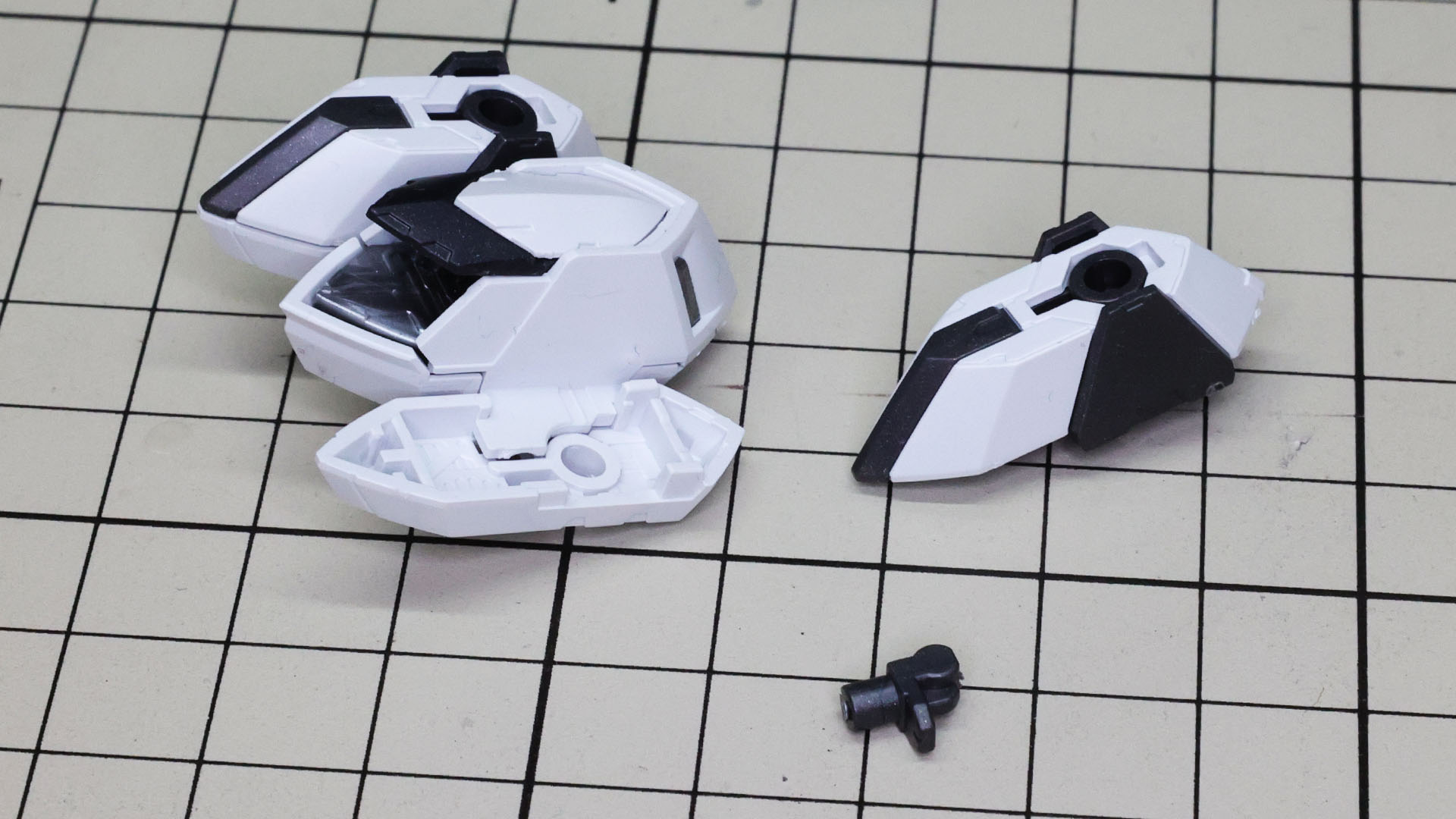 中央部スラスターは回転可動で露出できます