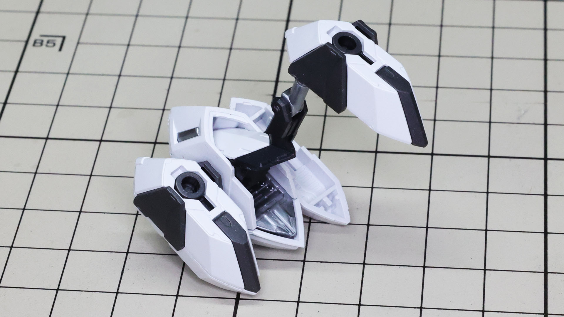 中央部スラスターは回転可動で露出できます