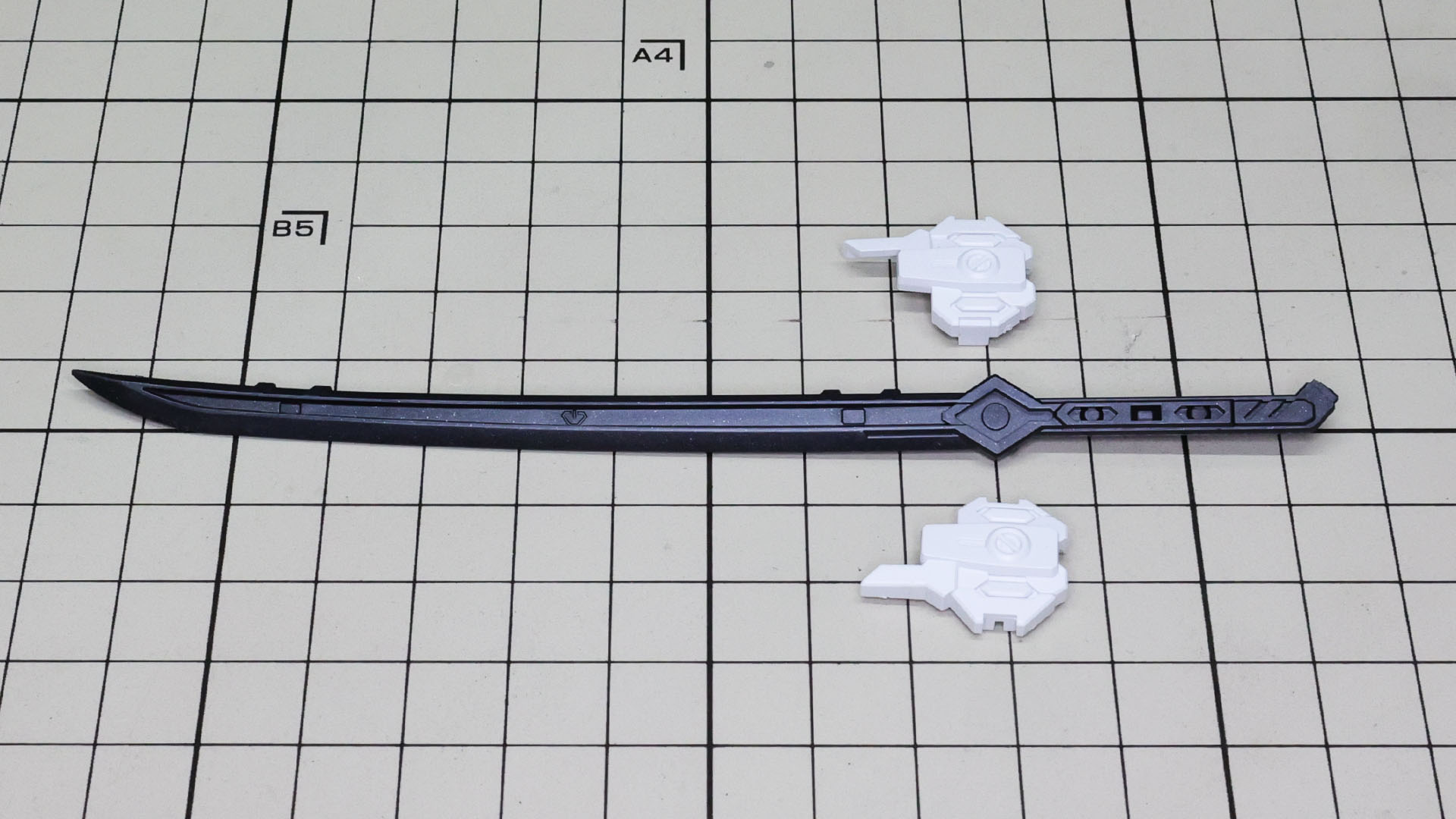 太刀には白いパーツで装飾されます