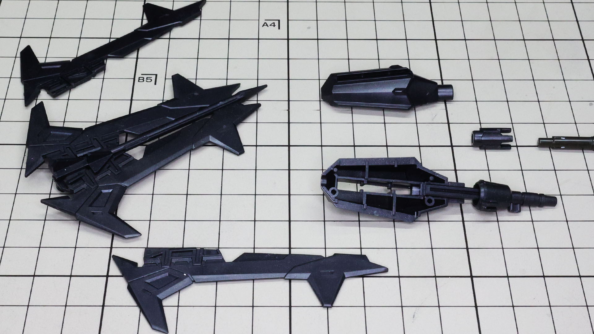 柄の部分でもある先の部分に4枚のうち2枚の刃状の頭を組付けます