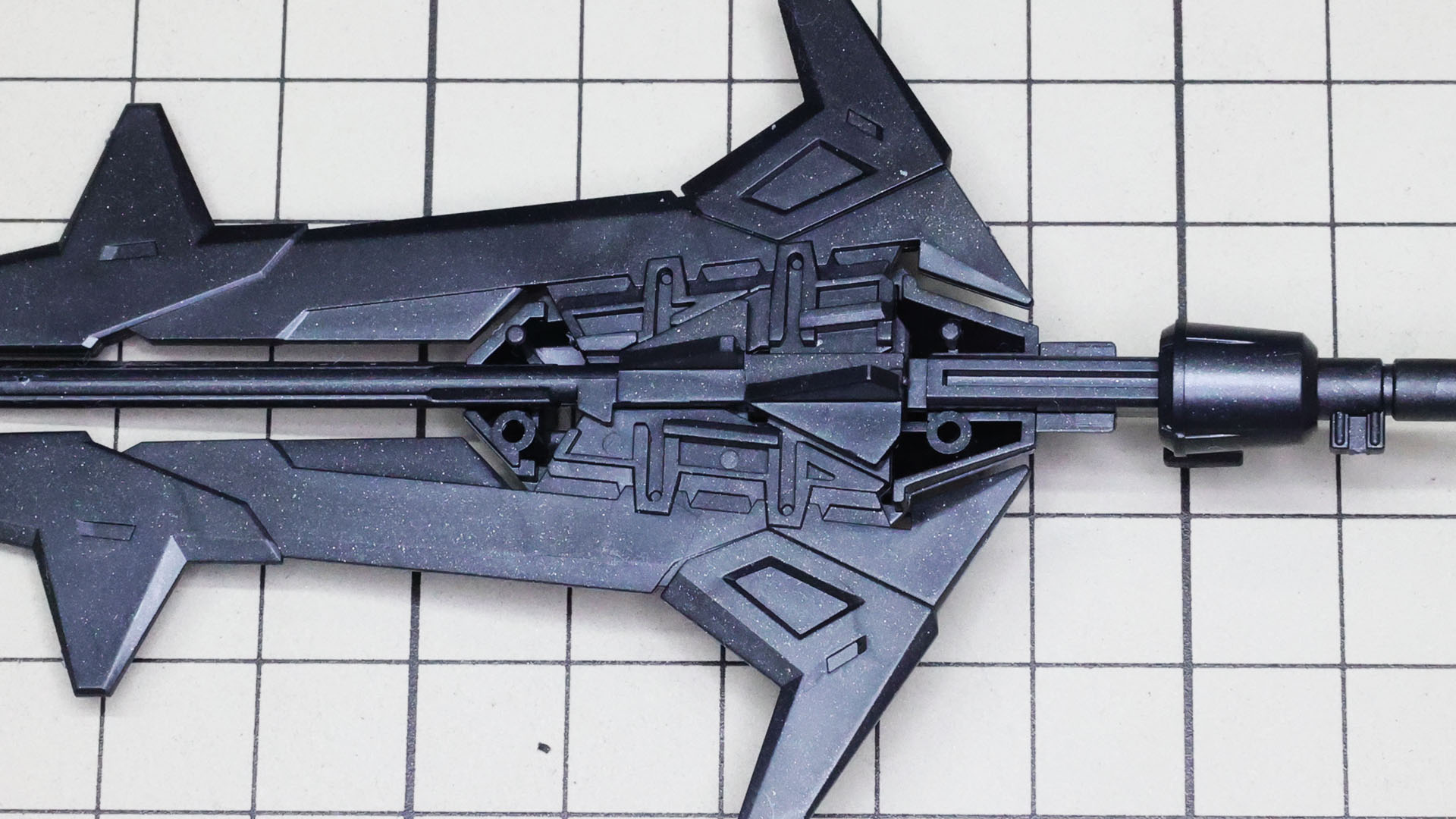 頭部の根元に柄の下部分も組付け、フタをして固定します