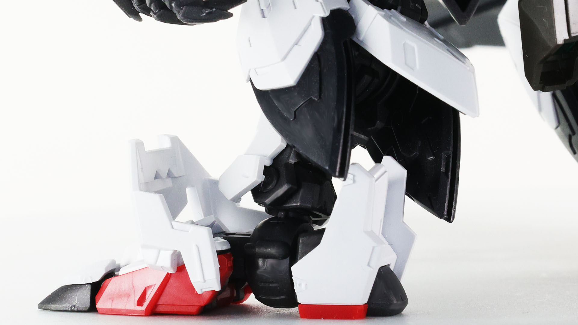 尖った指先を持つハンドパーツは可動します