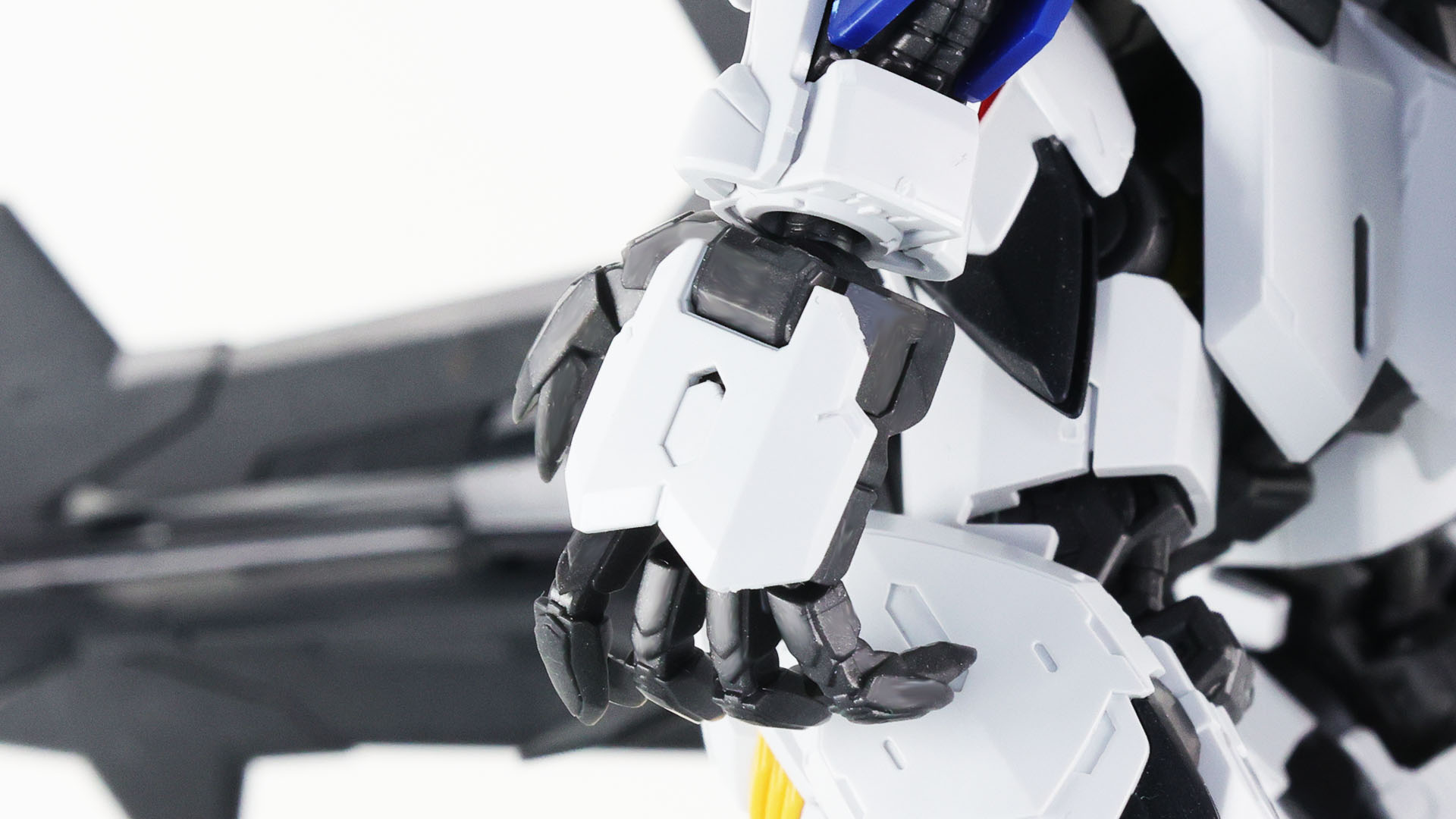 尖った指先を持つハンドパーツは可動します