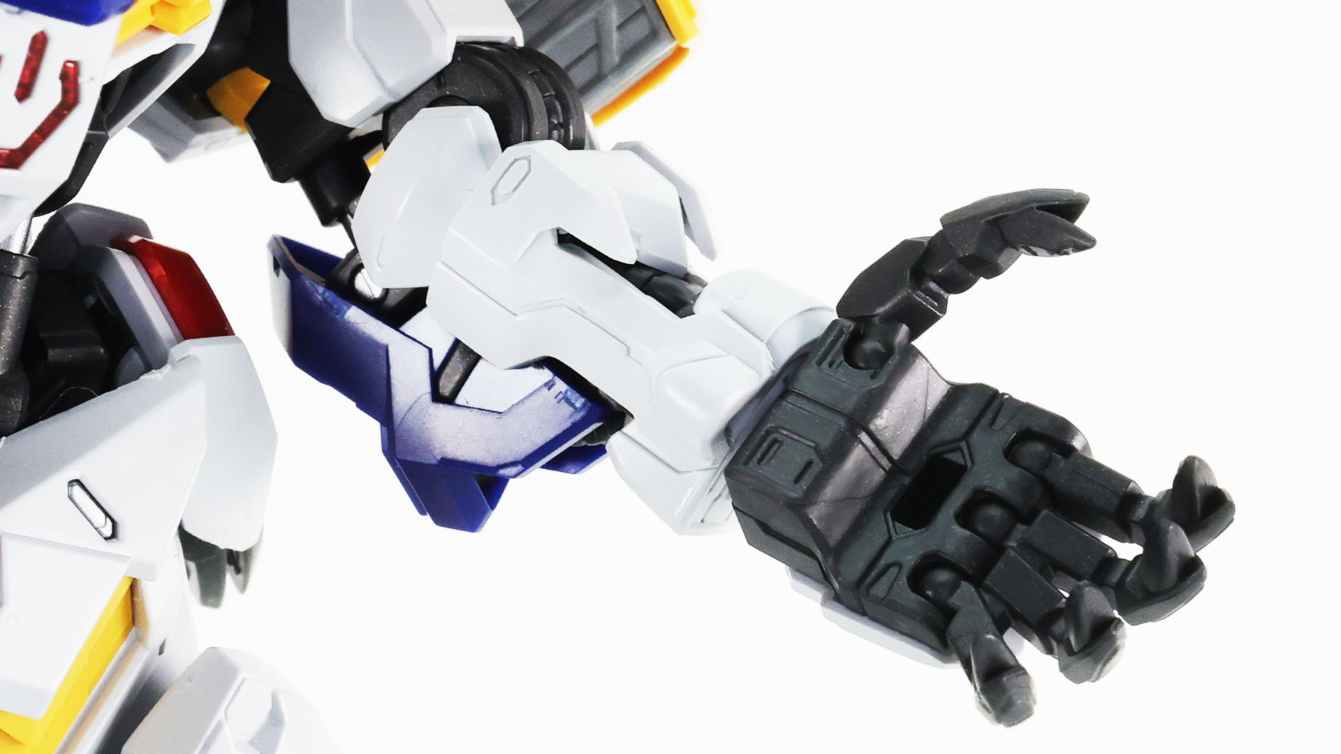 バックパックのウェポンラックには装備を懸架できます