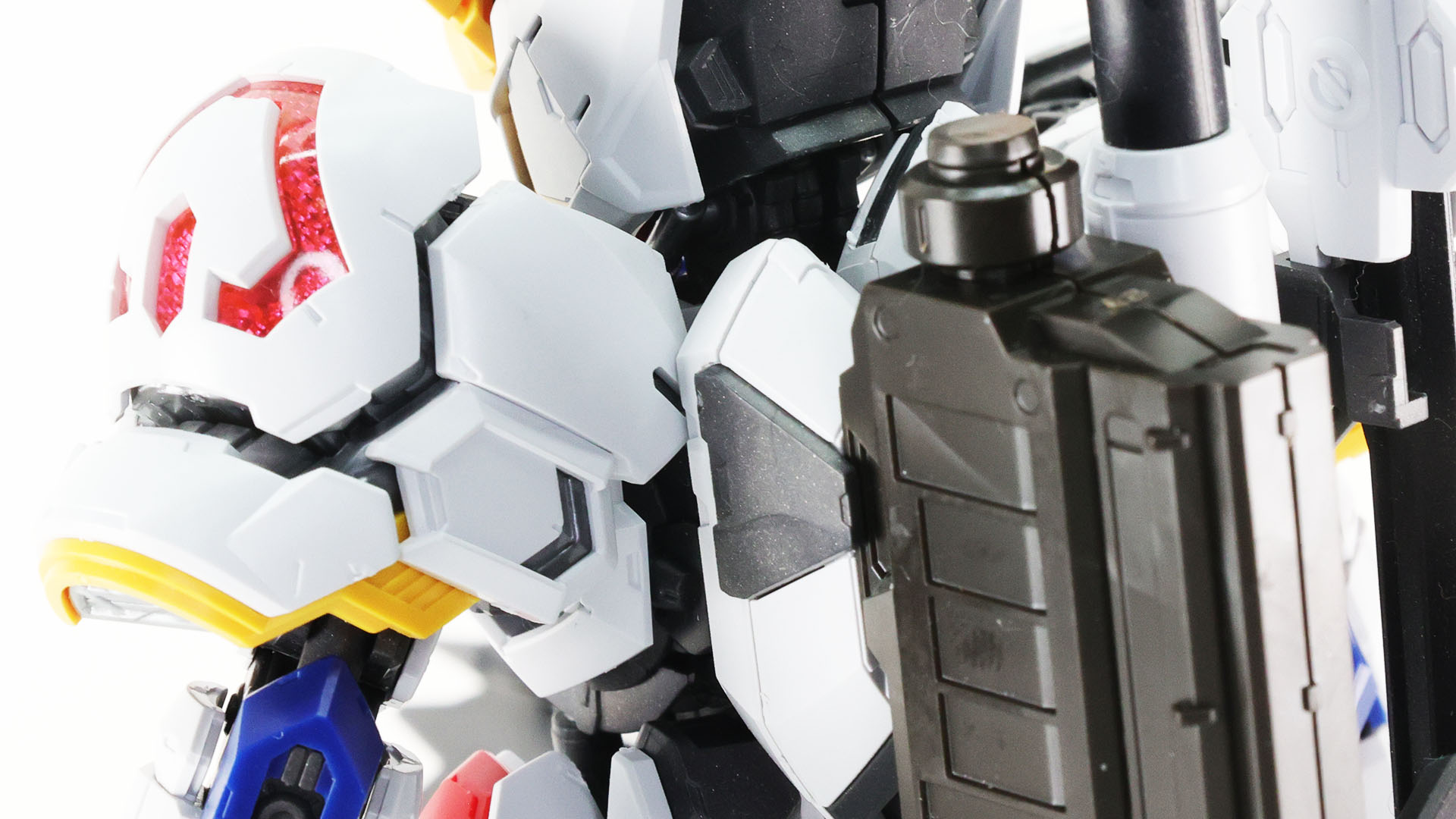 バックパックのウェポンラックには装備を懸架できます