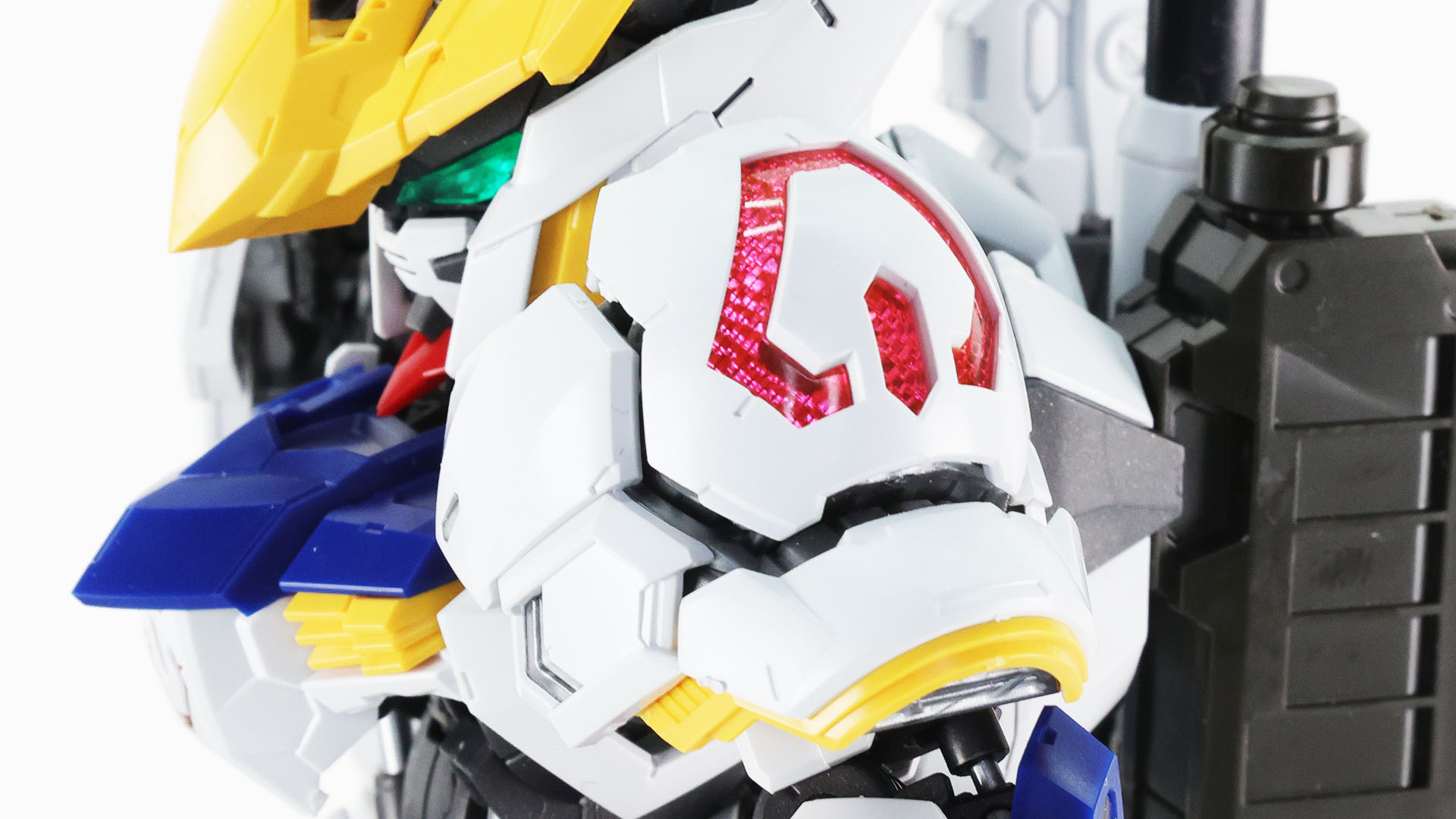 機体各部のマークはリフレクションカットの特殊成型でキラキラ！