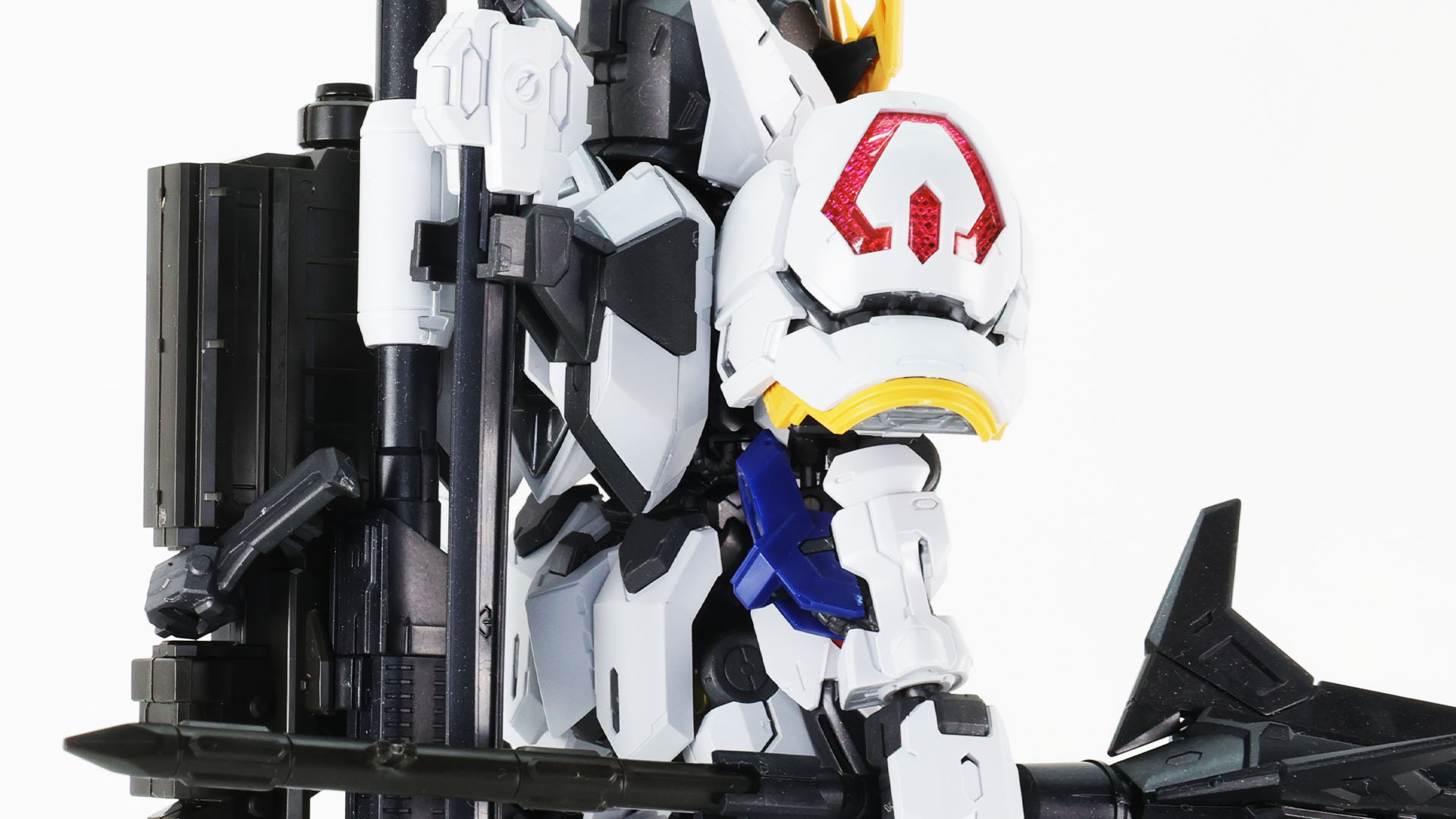 腹部のシリンダー構造で異素材感を演出しています