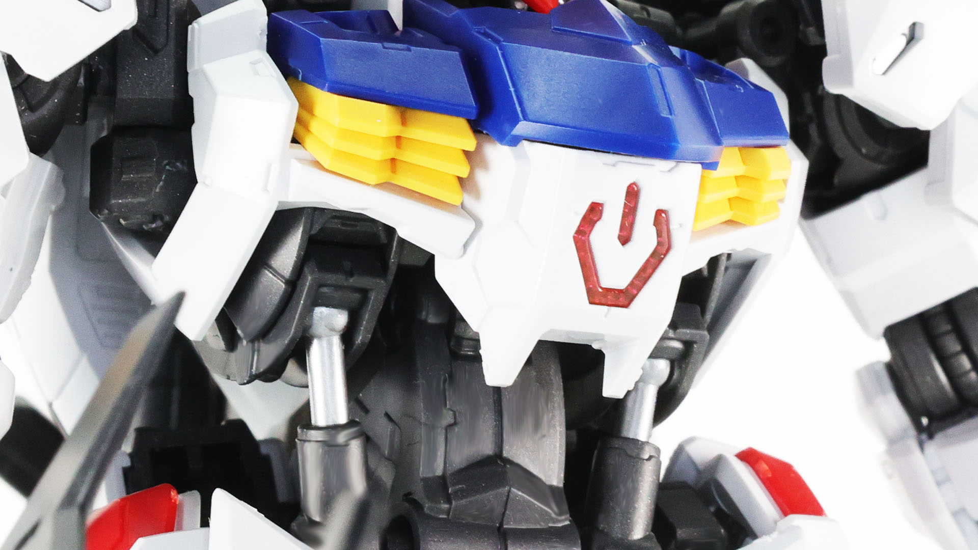 腹部のシリンダー構造で異素材感を演出しています