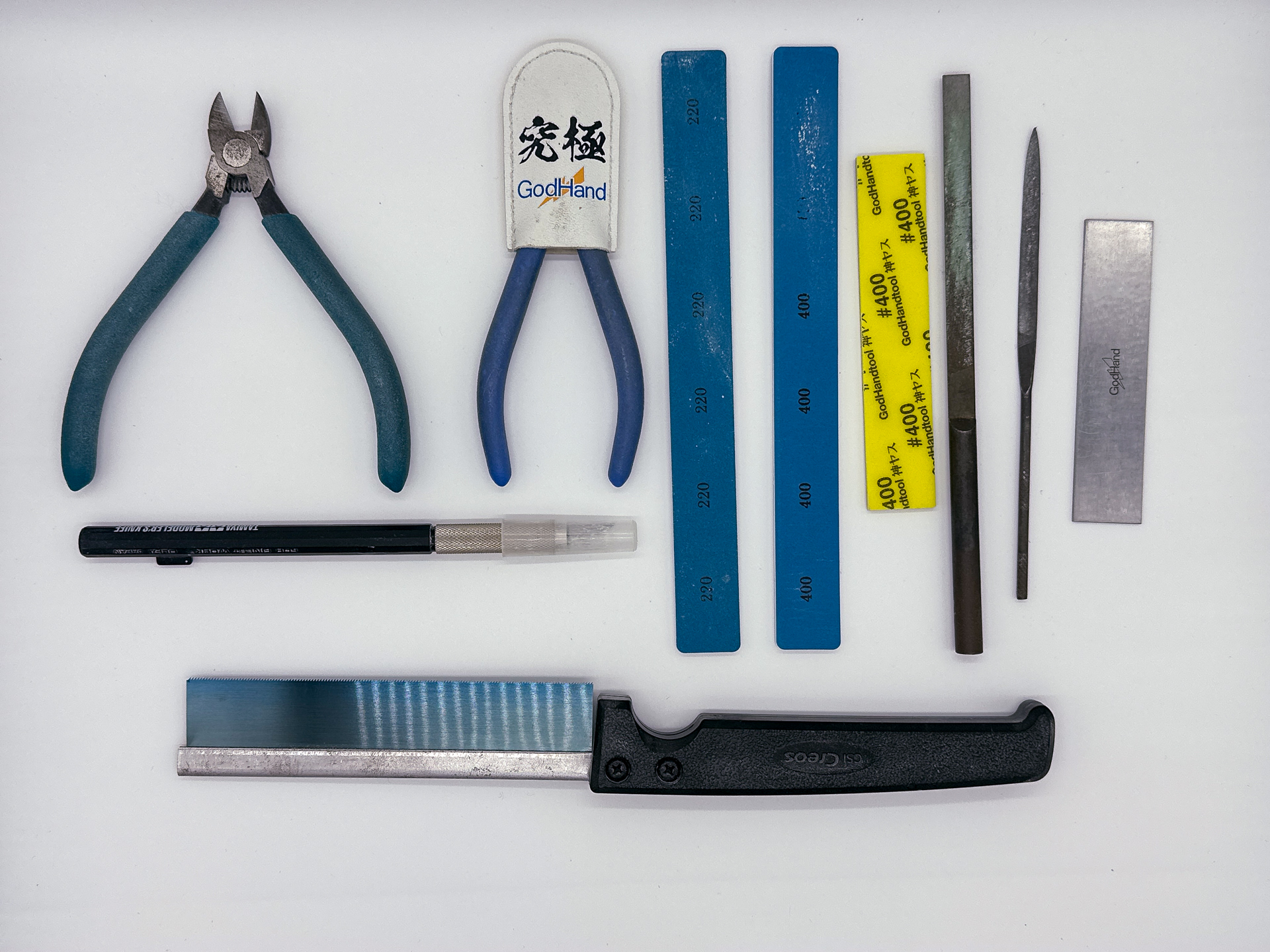 今回使用したツール類。プロポーション変更のため、ノコギリ等を活用していきます。